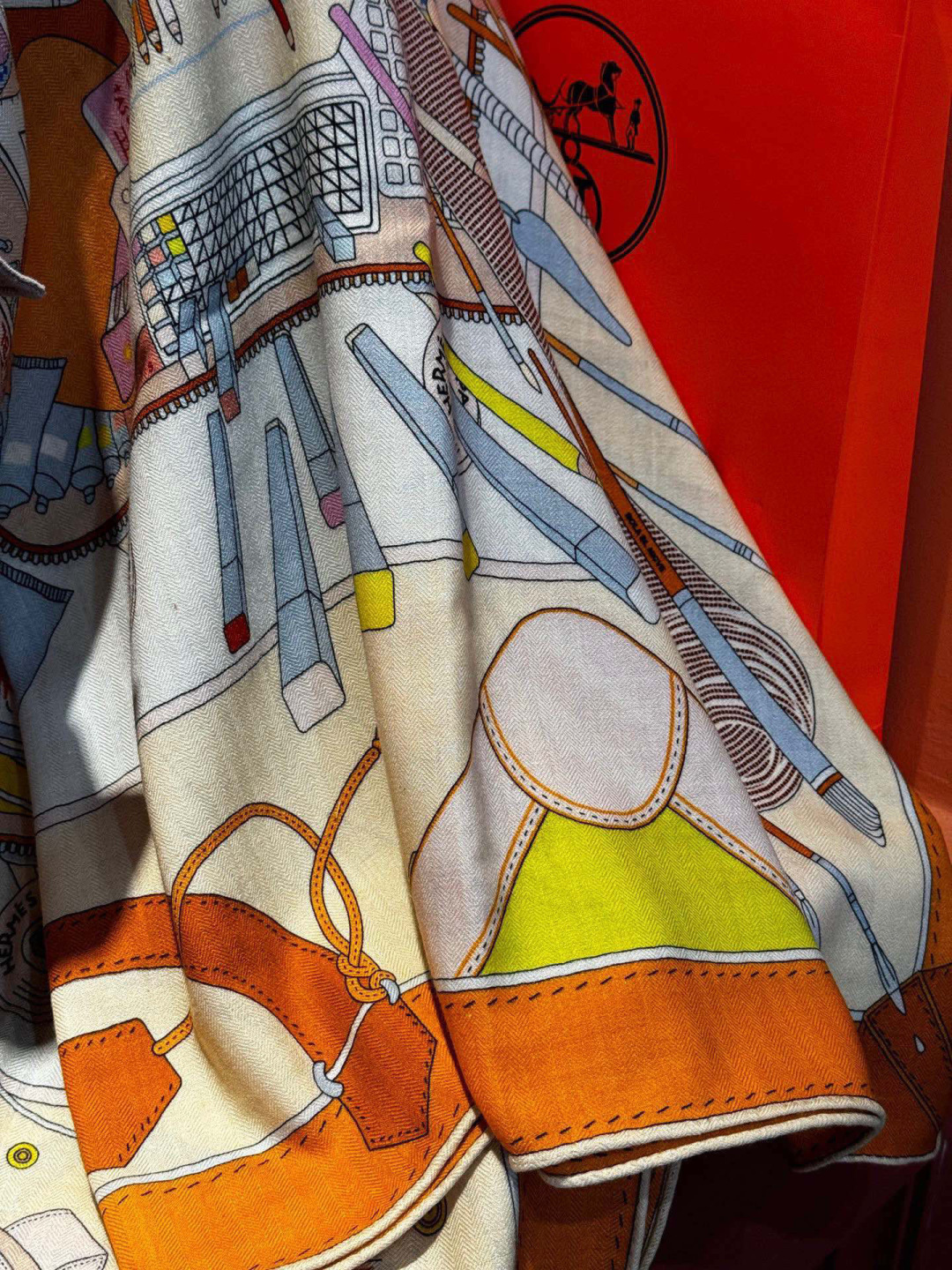 P235
 上新❤️。【手提行李】 
上新中~
这款&ldquo;手提行李&rdquo;的款式花色也还是比较经典的颜色色也很秋冬。
创作渊源
从委内瑞拉、墨西哥到法国，罗莎&bull;玛丽亚 &bull;温达 苏基 (Rosa Maria Unda Souki) 将一身家当装进行李箱，每件都是心爱至宝：鞋履、彩色粉笔、彩色铅筆、耳环，以及一管管颜料。她随身带着几本诗集和一张地铁票，这张票酷似她童年时在加拉加斯使用的地铁票。自由不羁的花草、各式羽毛和一只风筝从这私密的情境中逐一浮现。当然．她还怀揣着无尽的梦想。

这款爱马仕的经典单品展现强大而迷人的女性魅力精髓。诠释无限的情感和自由，以别样方式书写个性叙事。
法国制造。
设计师 罗莎 &bull;玛丽亚 &bull;温达 &bull;苏基 (Rosa Maria
Unda Souki)