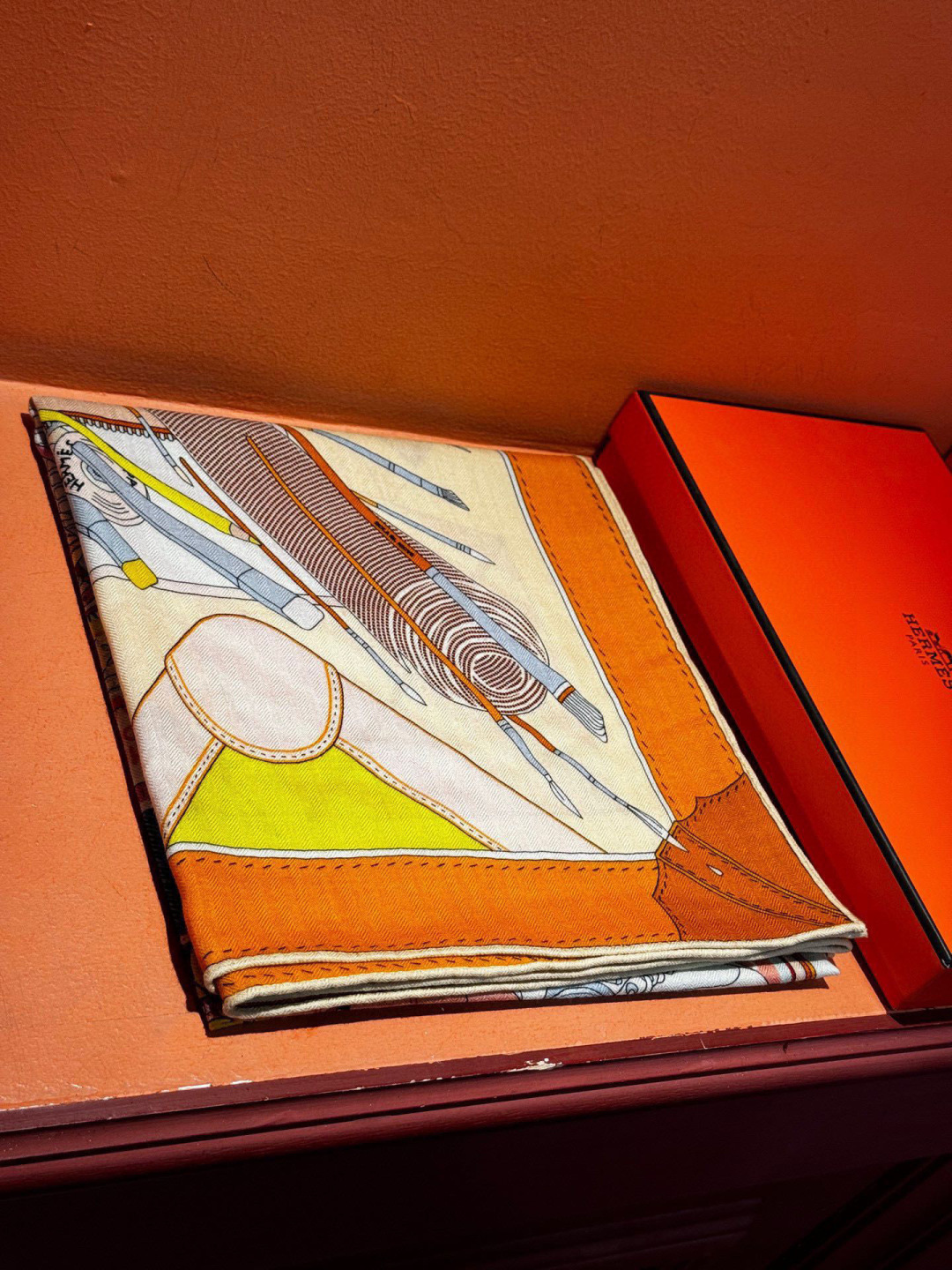 P235
 上新❤️。【手提行李】 
上新中~
这款&ldquo;手提行李&rdquo;的款式花色也还是比较经典的颜色色也很秋冬。
创作渊源
从委内瑞拉、墨西哥到法国，罗莎&bull;玛丽亚 &bull;温达 苏基 (Rosa Maria Unda Souki) 将一身家当装进行李箱，每件都是心爱至宝：鞋履、彩色粉笔、彩色铅筆、耳环，以及一管管颜料。她随身带着几本诗集和一张地铁票，这张票酷似她童年时在加拉加斯使用的地铁票。自由不羁的花草、各式羽毛和一只风筝从这私密的情境中逐一浮现。当然．她还怀揣着无尽的梦想。

这款爱马仕的经典单品展现强大而迷人的女性魅力精髓。诠释无限的情感和自由，以别样方式书写个性叙事。
法国制造。
设计师 罗莎 &bull;玛丽亚 &bull;温达 &bull;苏基 (Rosa Maria
Unda Souki)