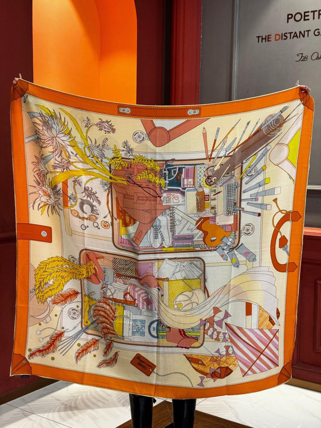 P235
 上新❤️。【手提行李】 
上新中~
这款&ldquo;手提行李&rdquo;的款式花色也还是比较经典的颜色色也很秋冬。
创作渊源
从委内瑞拉、墨西哥到法国，罗莎&bull;玛丽亚 &bull;温达 苏基 (Rosa Maria Unda Souki) 将一身家当装进行李箱，每件都是心爱至宝：鞋履、彩色粉笔、彩色铅筆、耳环，以及一管管颜料。她随身带着几本诗集和一张地铁票，这张票酷似她童年时在加拉加斯使用的地铁票。自由不羁的花草、各式羽毛和一只风筝从这私密的情境中逐一浮现。当然．她还怀揣着无尽的梦想。

这款爱马仕的经典单品展现强大而迷人的女性魅力精髓。诠释无限的情感和自由，以别样方式书写个性叙事。
法国制造。
设计师 罗莎 &bull;玛丽亚 &bull;温达 &bull;苏基 (Rosa Maria
Unda Souki)