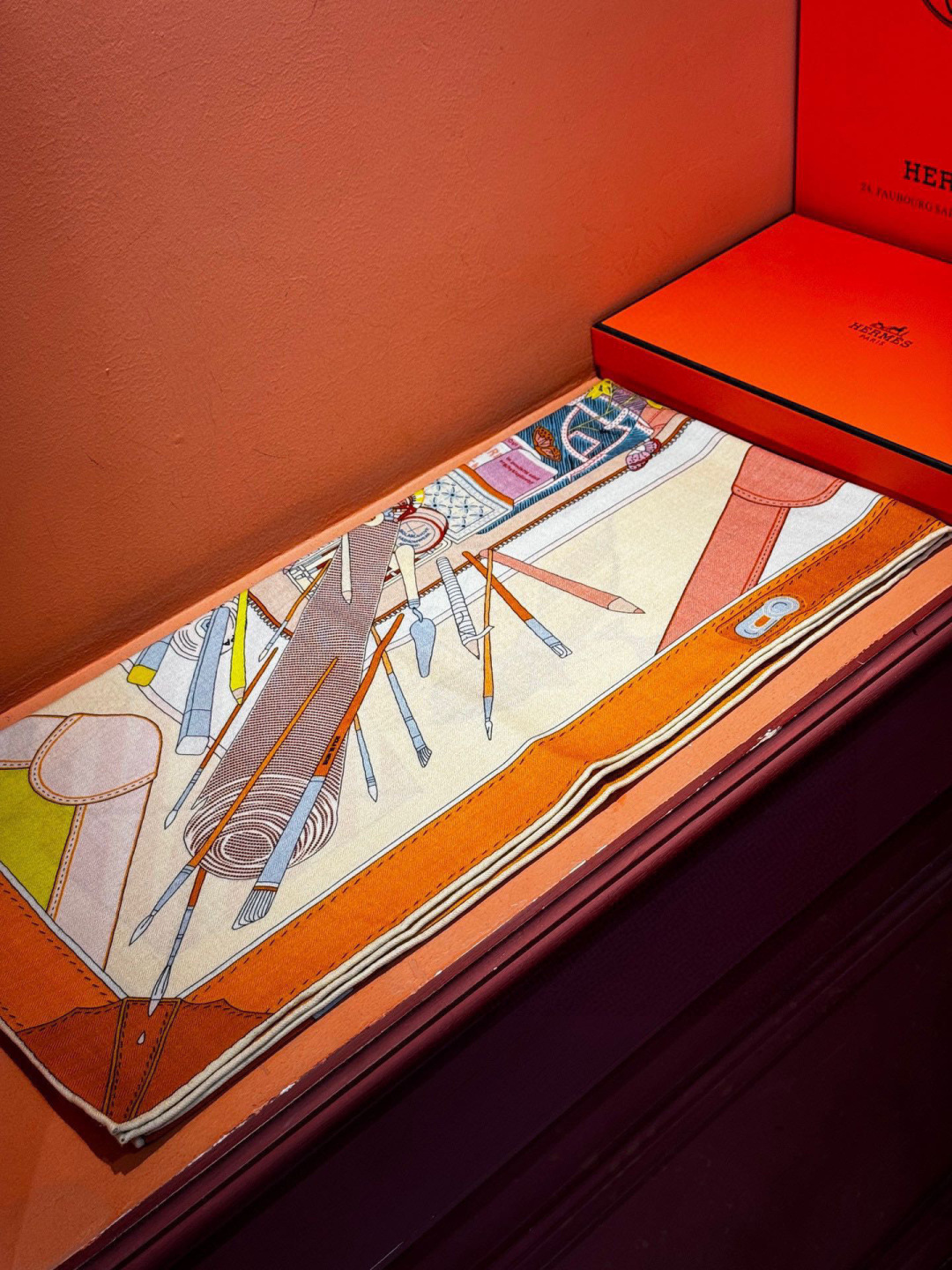 P235
 上新❤️。【手提行李】 
上新中~
这款&ldquo;手提行李&rdquo;的款式花色也还是比较经典的颜色色也很秋冬。
创作渊源
从委内瑞拉、墨西哥到法国，罗莎&bull;玛丽亚 &bull;温达 苏基 (Rosa Maria Unda Souki) 将一身家当装进行李箱，每件都是心爱至宝：鞋履、彩色粉笔、彩色铅筆、耳环，以及一管管颜料。她随身带着几本诗集和一张地铁票，这张票酷似她童年时在加拉加斯使用的地铁票。自由不羁的花草、各式羽毛和一只风筝从这私密的情境中逐一浮现。当然．她还怀揣着无尽的梦想。

这款爱马仕的经典单品展现强大而迷人的女性魅力精髓。诠释无限的情感和自由，以别样方式书写个性叙事。
法国制造。
设计师 罗莎 &bull;玛丽亚 &bull;温达 &bull;苏基 (Rosa Maria
Unda Souki)