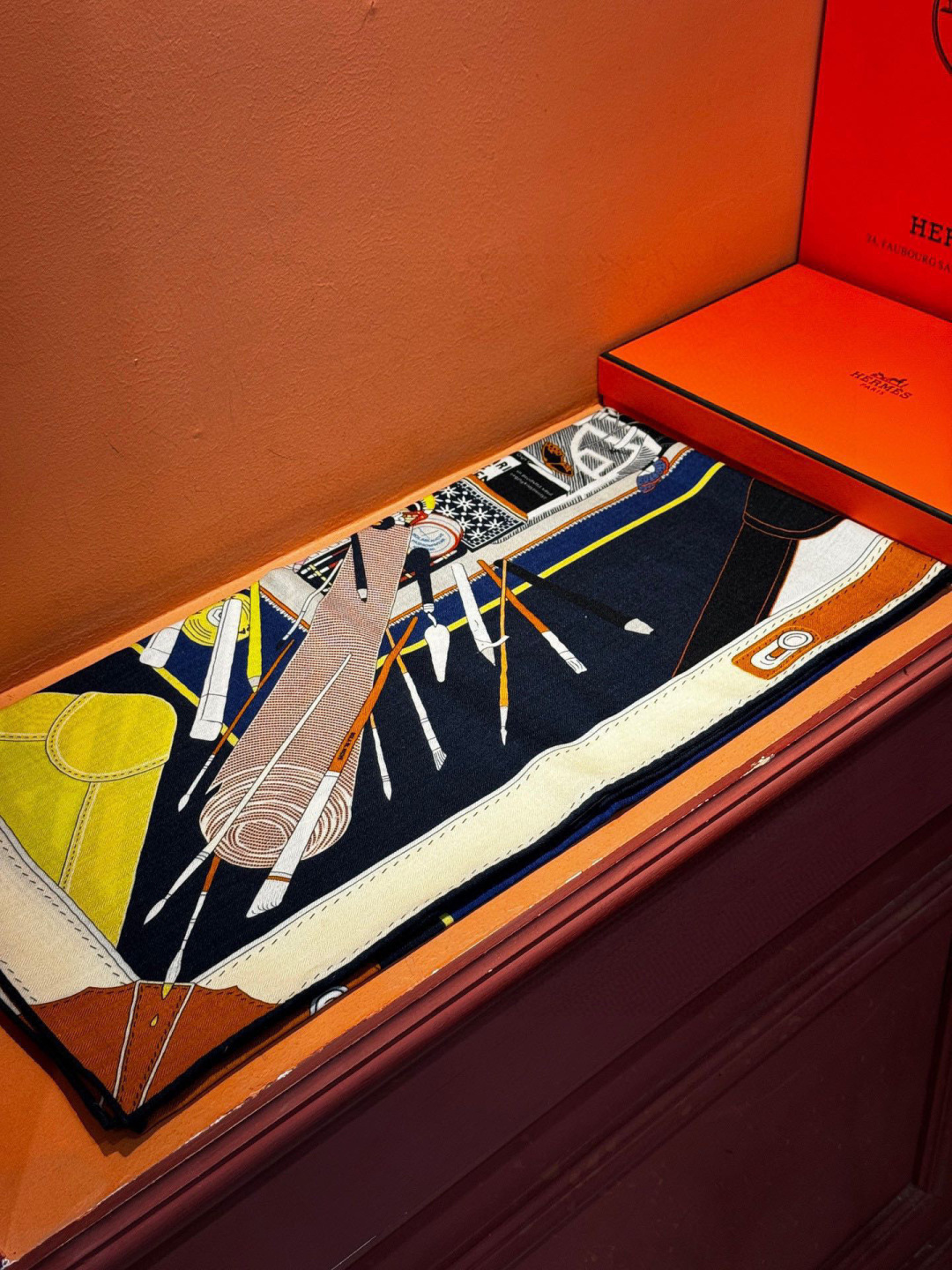 P235
 上新❤️。【手提行李】 
上新中~
这款&ldquo;手提行李&rdquo;的款式花色也还是比较经典的颜色色也很秋冬。
创作渊源
从委内瑞拉、墨西哥到法国，罗莎&bull;玛丽亚 &bull;温达 苏基 (Rosa Maria Unda Souki) 将一身家当装进行李箱，每件都是心爱至宝：鞋履、彩色粉笔、彩色铅筆、耳环，以及一管管颜料。她随身带着几本诗集和一张地铁票，这张票酷似她童年时在加拉加斯使用的地铁票。自由不羁的花草、各式羽毛和一只风筝从这私密的情境中逐一浮现。当然．她还怀揣着无尽的梦想。

这款爱马仕的经典单品展现强大而迷人的女性魅力精髓。诠释无限的情感和自由，以别样方式书写个性叙事。
法国制造。
设计师 罗莎 &bull;玛丽亚 &bull;温达 &bull;苏基 (Rosa Maria
Unda Souki)