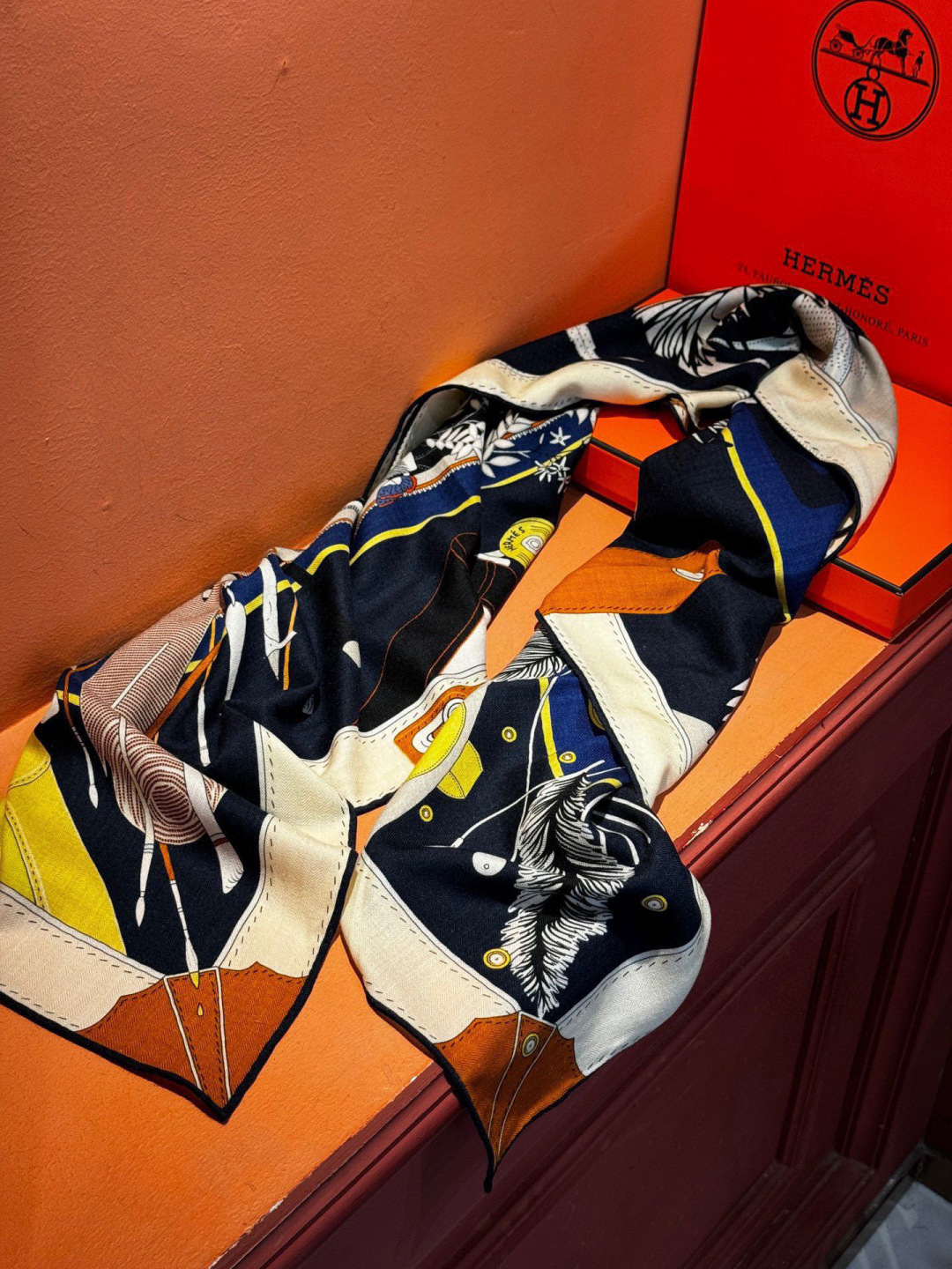 P235
 上新❤️。【手提行李】 
上新中~
这款&ldquo;手提行李&rdquo;的款式花色也还是比较经典的颜色色也很秋冬。
创作渊源
从委内瑞拉、墨西哥到法国，罗莎&bull;玛丽亚 &bull;温达 苏基 (Rosa Maria Unda Souki) 将一身家当装进行李箱，每件都是心爱至宝：鞋履、彩色粉笔、彩色铅筆、耳环，以及一管管颜料。她随身带着几本诗集和一张地铁票，这张票酷似她童年时在加拉加斯使用的地铁票。自由不羁的花草、各式羽毛和一只风筝从这私密的情境中逐一浮现。当然．她还怀揣着无尽的梦想。

这款爱马仕的经典单品展现强大而迷人的女性魅力精髓。诠释无限的情感和自由，以别样方式书写个性叙事。
法国制造。
设计师 罗莎 &bull;玛丽亚 &bull;温达 &bull;苏基 (Rosa Maria
Unda Souki)