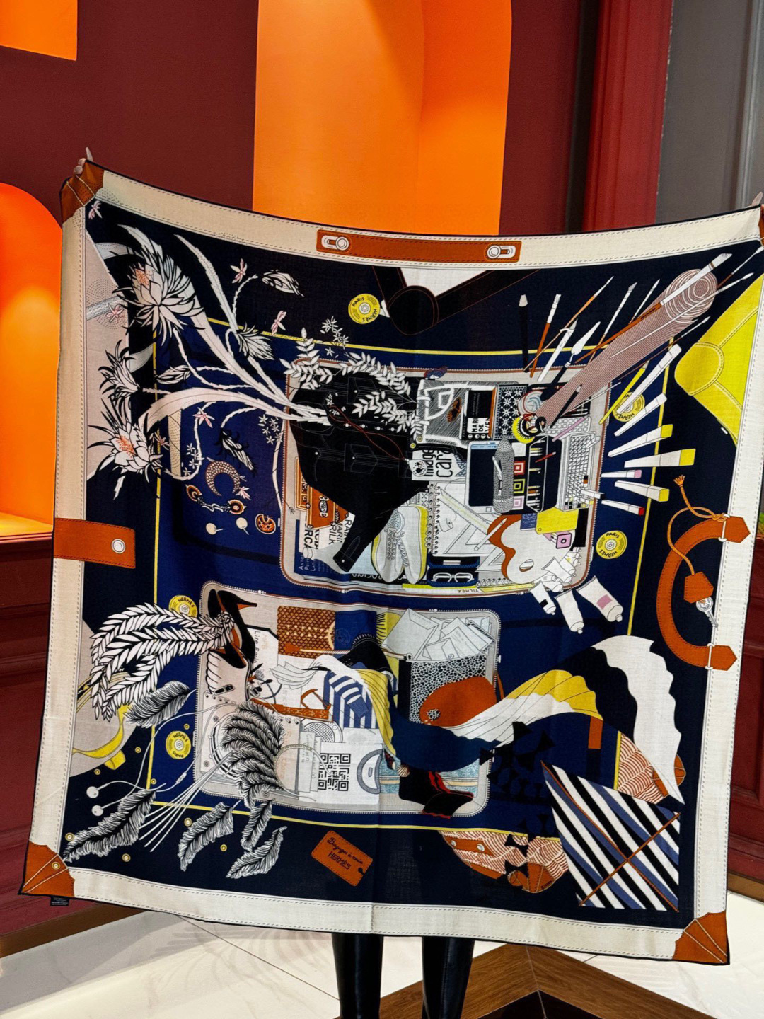 P235
 上新❤️。【手提行李】 
上新中~
这款&ldquo;手提行李&rdquo;的款式花色也还是比较经典的颜色色也很秋冬。
创作渊源
从委内瑞拉、墨西哥到法国，罗莎&bull;玛丽亚 &bull;温达 苏基 (Rosa Maria Unda Souki) 将一身家当装进行李箱，每件都是心爱至宝：鞋履、彩色粉笔、彩色铅筆、耳环，以及一管管颜料。她随身带着几本诗集和一张地铁票，这张票酷似她童年时在加拉加斯使用的地铁票。自由不羁的花草、各式羽毛和一只风筝从这私密的情境中逐一浮现。当然．她还怀揣着无尽的梦想。

这款爱马仕的经典单品展现强大而迷人的女性魅力精髓。诠释无限的情感和自由，以别样方式书写个性叙事。
法国制造。
设计师 罗莎 &bull;玛丽亚 &bull;温达 &bull;苏基 (Rosa Maria
Unda Souki)