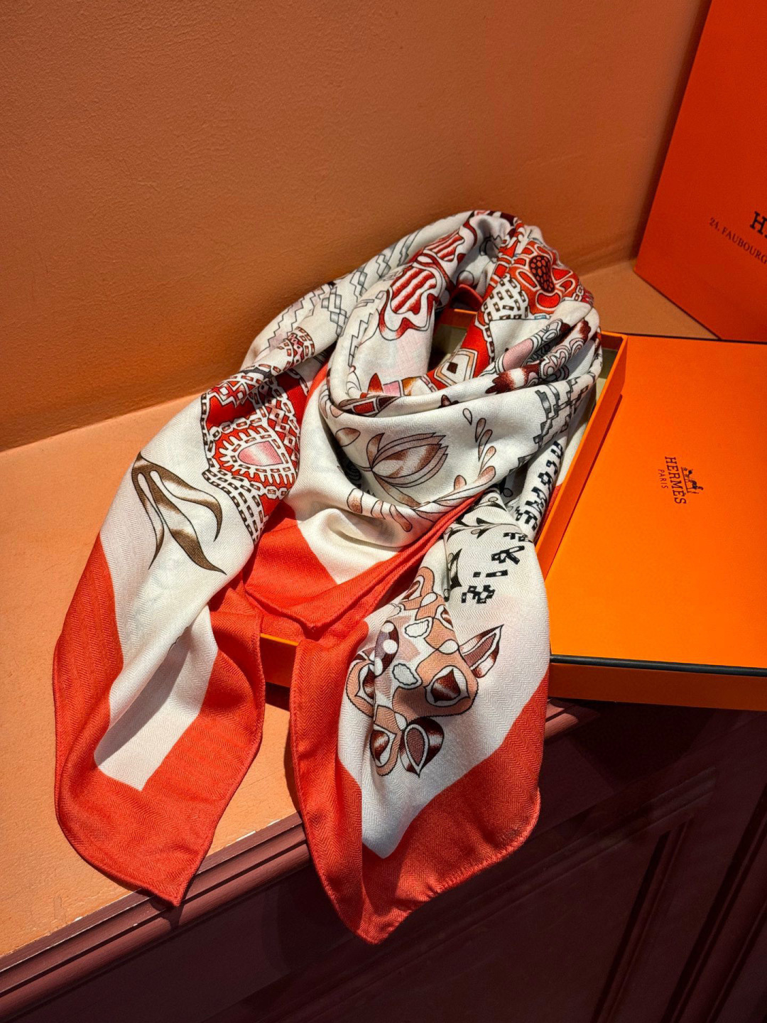 P235 爱马仕～秋冬搭配利器❗️顶级双面同色 版真丝羊绒披肩！！1条等于2条】点睛精彩，图案和配色都超级喜欢，又一款双面配色工艺设计的丝绒披肩，超级喜欢！！！！一条披肩等于两条🦋穿出高级感！实物上身真的很时髦气质！！这个批次品质超好！提醒下喜欢的姐妹们，必须早点入手，这个出完无补的！一条披肩正反两种配色，真是省银子省到家了，不用纠结颜色了，一次入两😀！！！尺寸规格：140*140顶级双面印染双配色真丝羊绒披肩