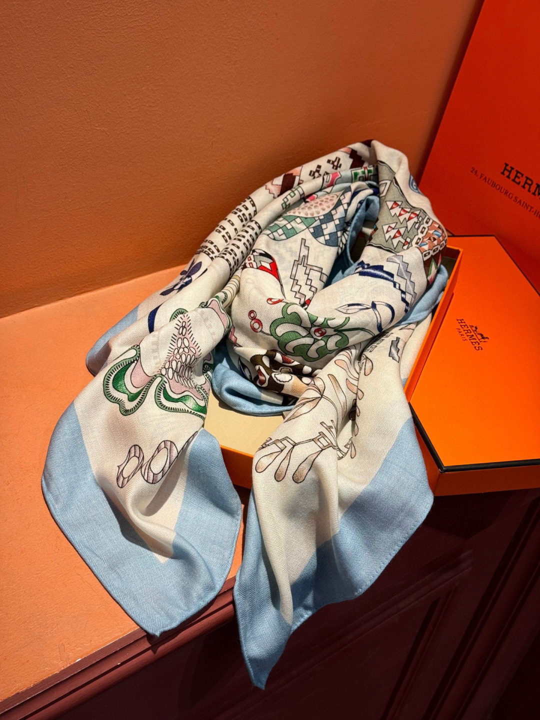 爱马仕～秋冬搭配利器❗️顶级双面同色 版真丝羊绒披肩！！1条等于2条】点睛精彩，图案和配色都超级喜欢，又