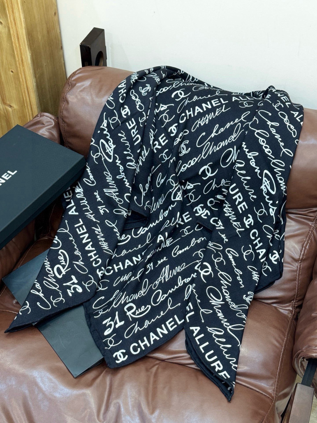 Chanel-丝绒双面方巾【140双面同色】出道即巅峰🐂火爆到一条难求🖤高级感十足的字母CC，和一切经典