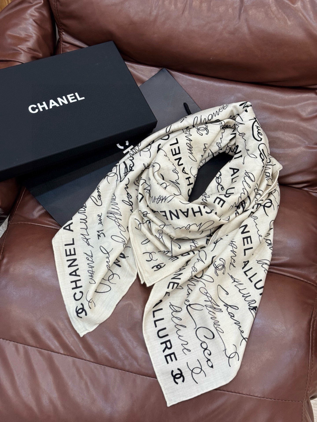 Chanel-丝绒双面方巾【140双面同色】出道即巅峰🐂火爆到一条难求🖤高级感十足的字母CC，和一切经典