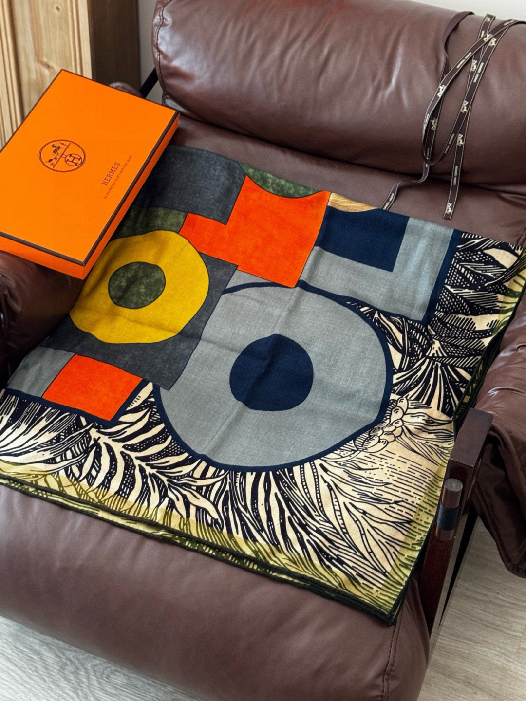 H，目前最热门的 “超现实爱马仕枢纽” 风靡全宇宙，听名字就充斥着未来空间♥️艺术品一样的存在，会绝版的