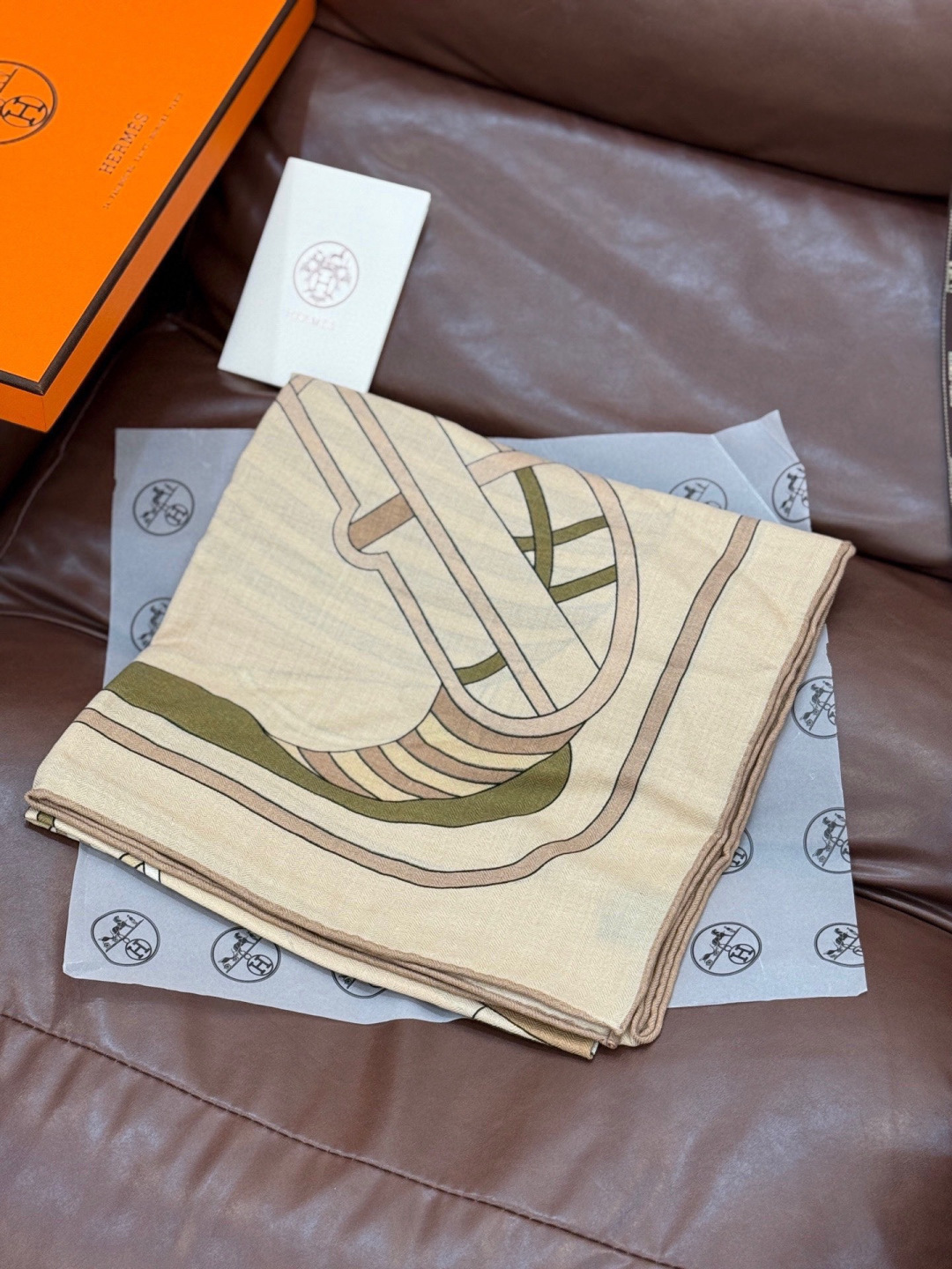 💟2025年早秋上新💞【双面同色丝绒方巾】手工卷边山羊绒和真丝混纺披肩（70%山羊绒，30%桑蚕丝）这款