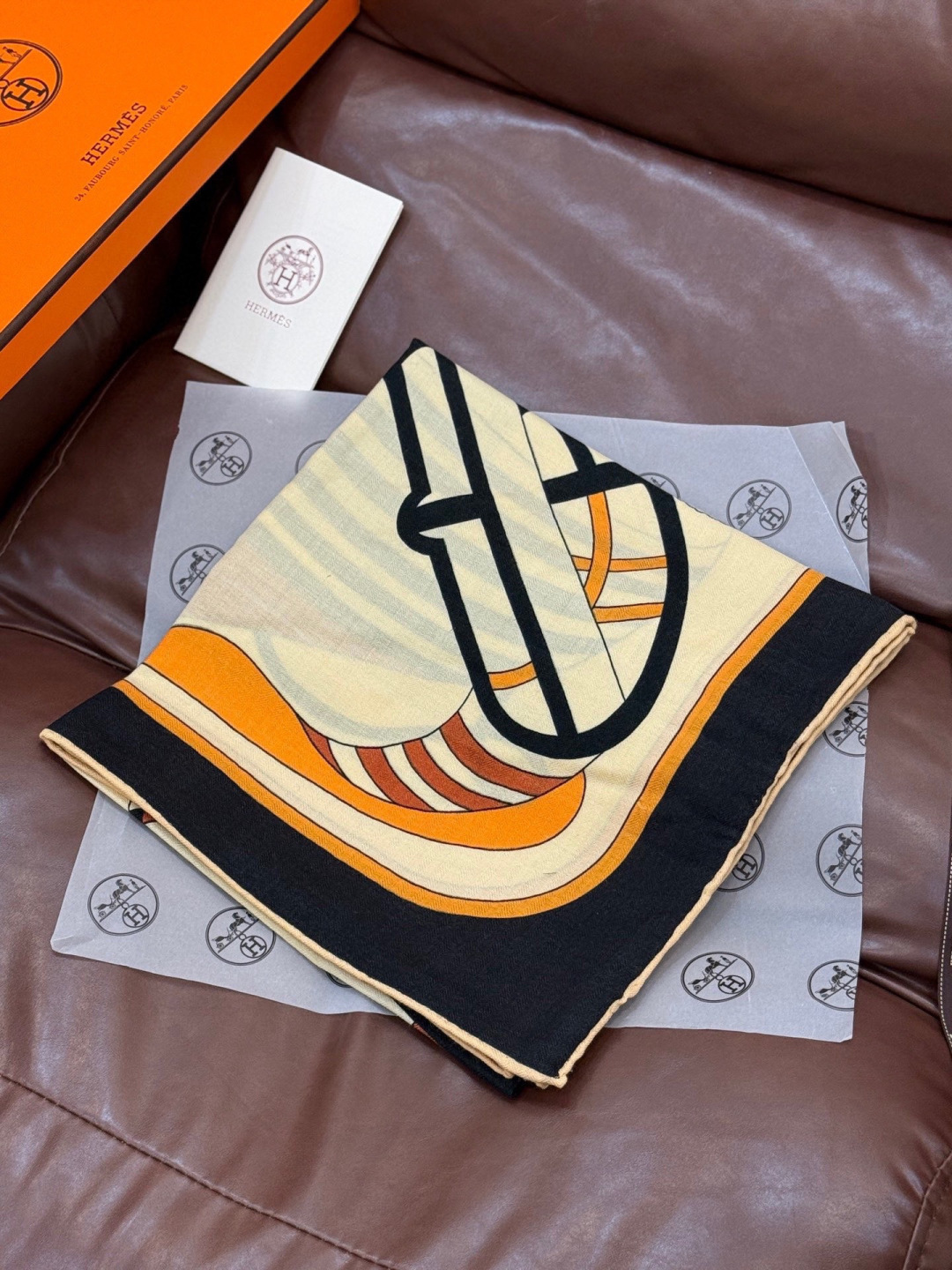 💟2025年早秋上新💞【双面同色丝绒方巾】手工卷边山羊绒和真丝混纺披肩（70%山羊绒，30%桑蚕丝）这款