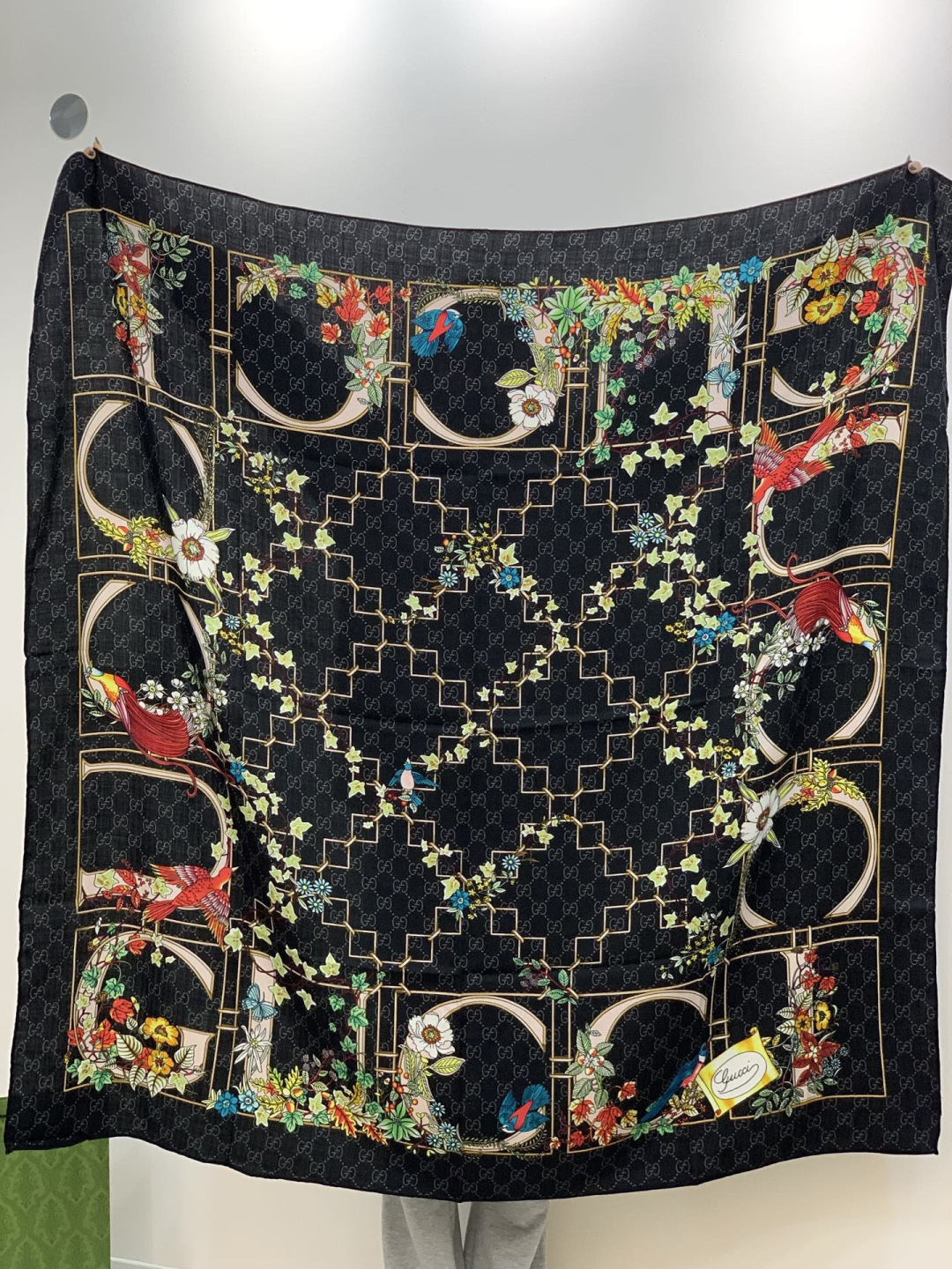 Gucci新款方巾 Gucci动物和花卉印花品牌典藏图案在与全新醒目印花的衬托下熠熠生辉。这款方巾匠心缀