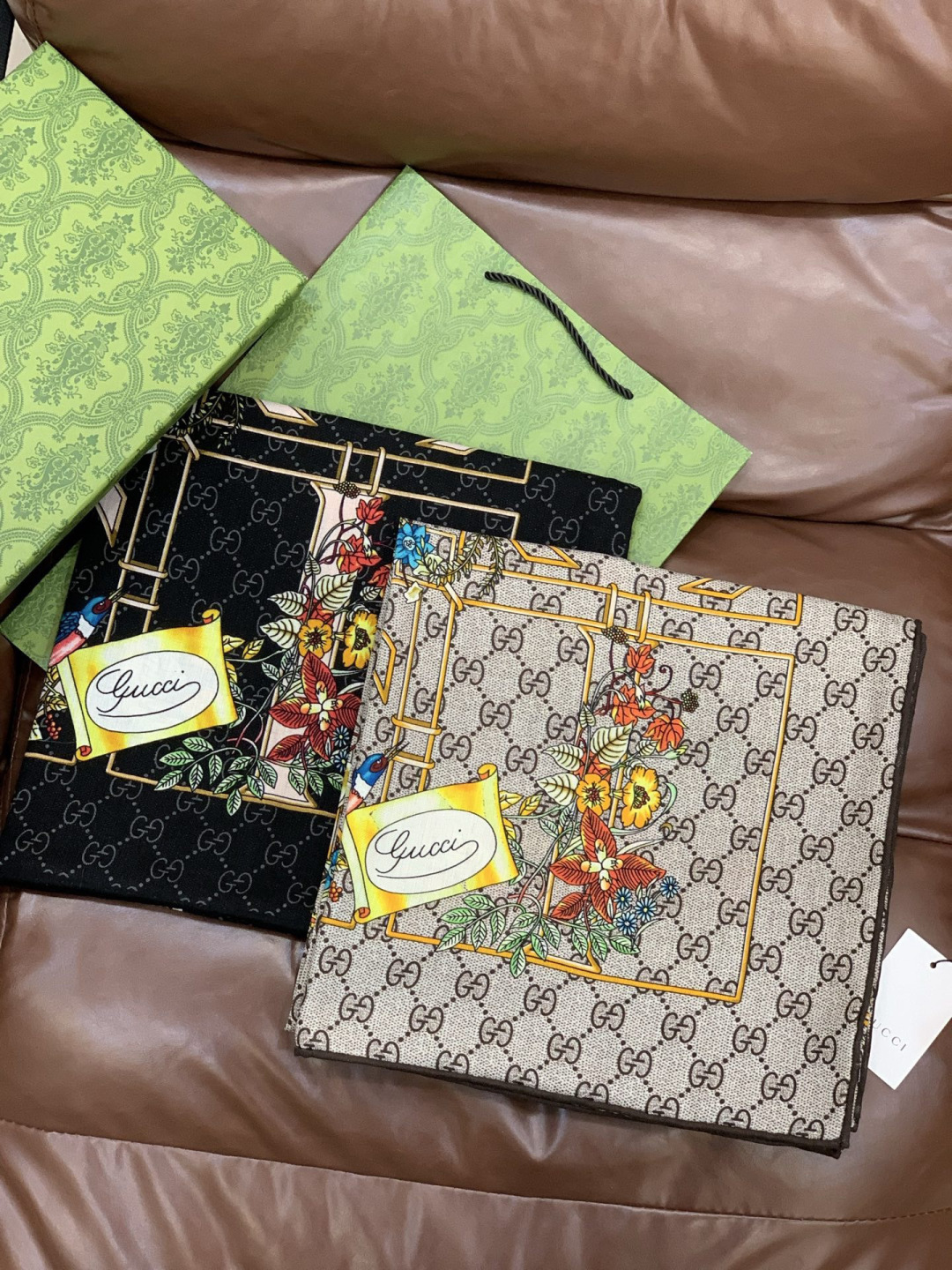 Gucci新款方巾 Gucci动物和花卉印花品牌典藏图案在与全新醒目印花的衬托下熠熠生辉。这款方巾匠心缀