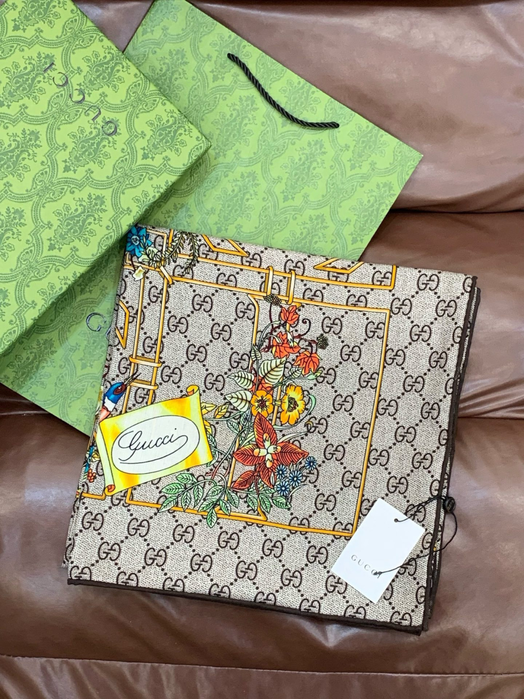 Gucci新款方巾 Gucci动物和花卉印花品牌典藏图案在与全新醒目印花的衬托下熠熠生辉。这款方巾匠心缀