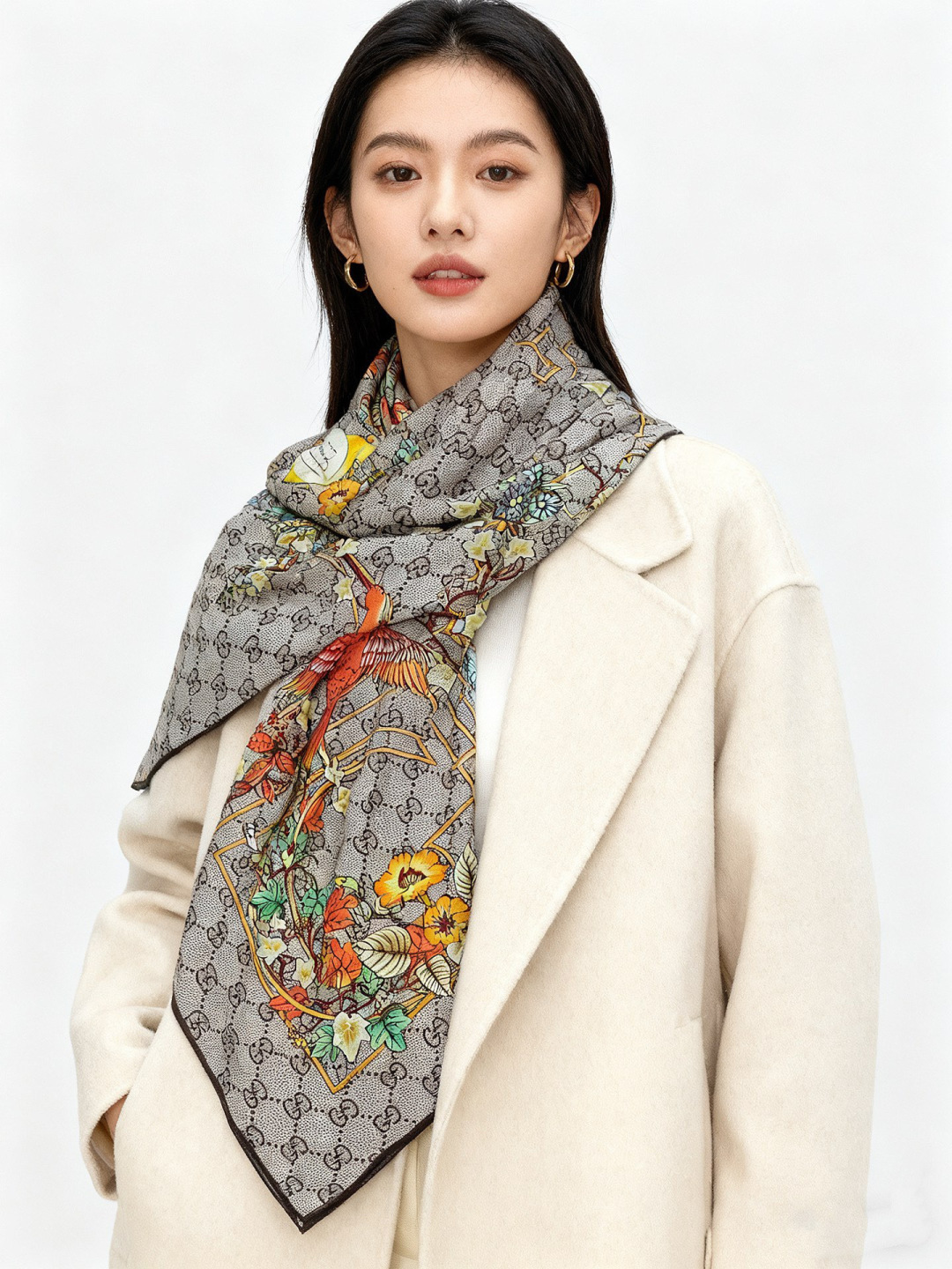 Gucci新款方巾 Gucci动物和花卉印花品牌典藏图案在与全新醒目印花的衬托下熠熠生辉。这款方巾匠心缀