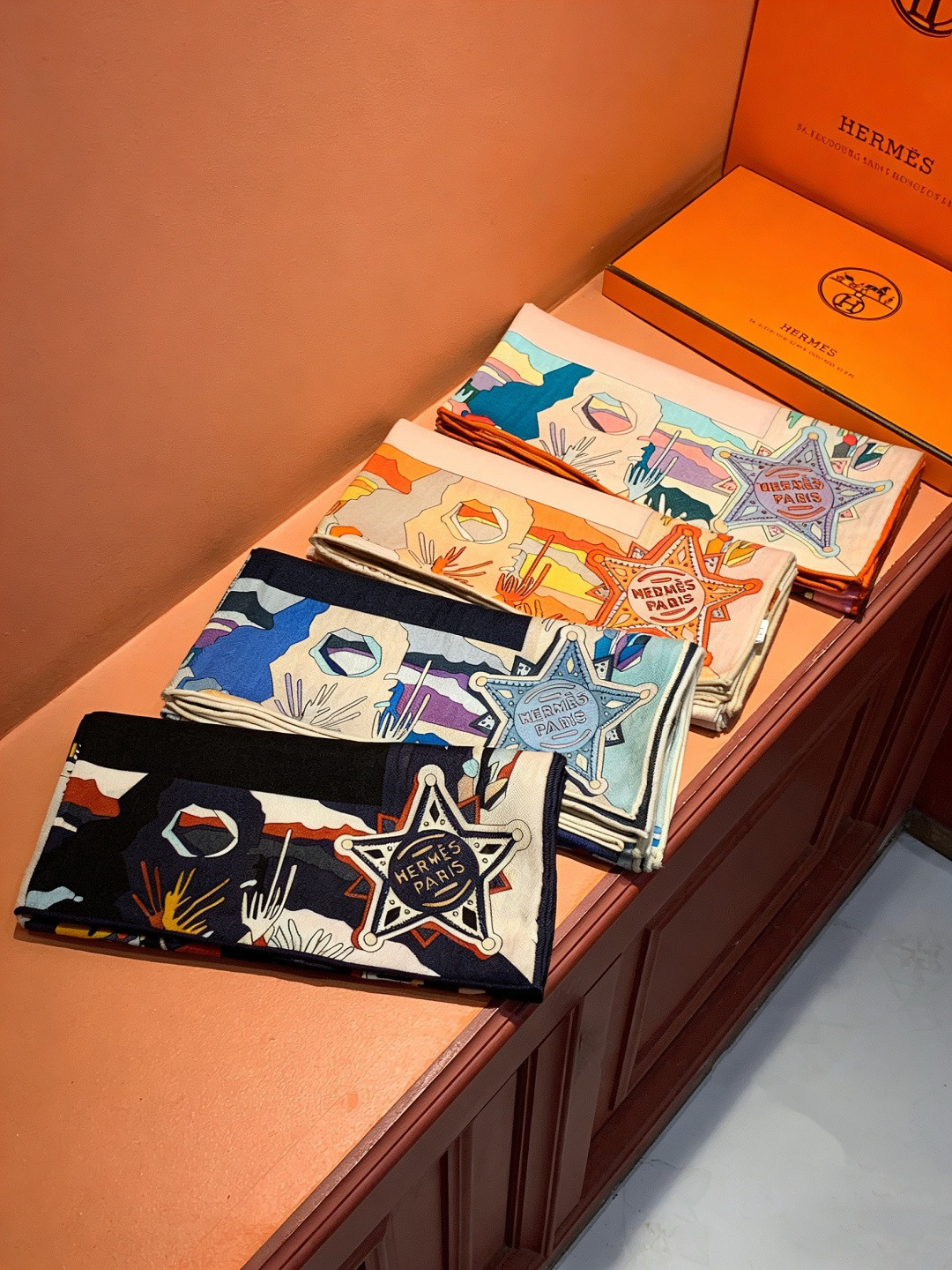 羊绒新款🆕👏👏买了都说好看‼️推荐💕爱马仕双面同色羊绒方巾【双面同色140】，顶级工艺超值‼️爱马仕专柜