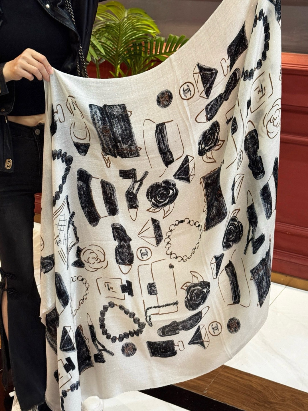 会发光发亮的围巾 💄💋新款客供银线💖羊绒面料长巾 😘美翻了[流泪]【小香徽标银线长巾】御用殿堂级极‼️新