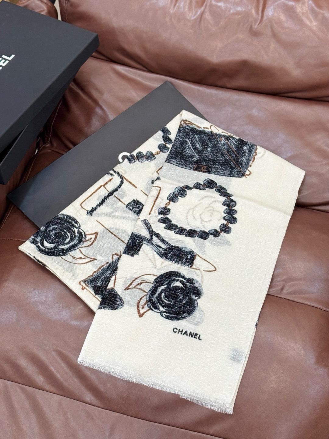 会发光发亮的围巾 💄💋新款客供银线💖羊绒面料长巾 😘美翻了[流泪]【小香徽标银线长巾】御用殿堂级极‼️新