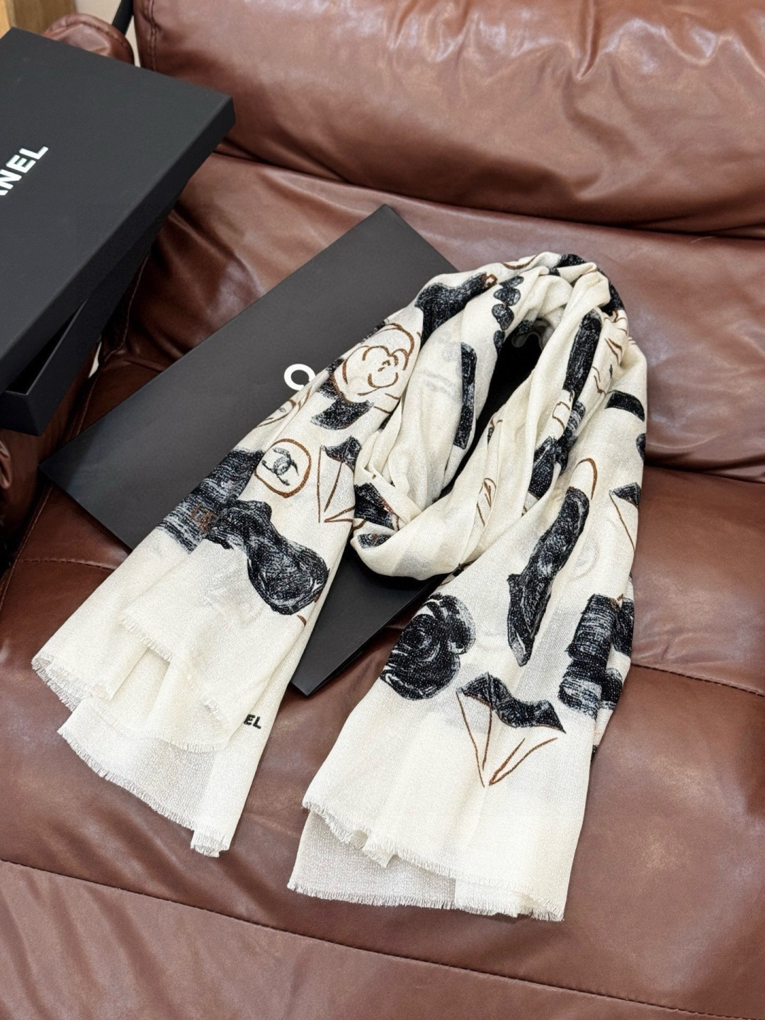 会发光发亮的围巾 💄💋新款客供银线💖羊绒面料长巾 😘美翻了[流泪]【小香徽标银线长巾】御用殿堂级极‼️新