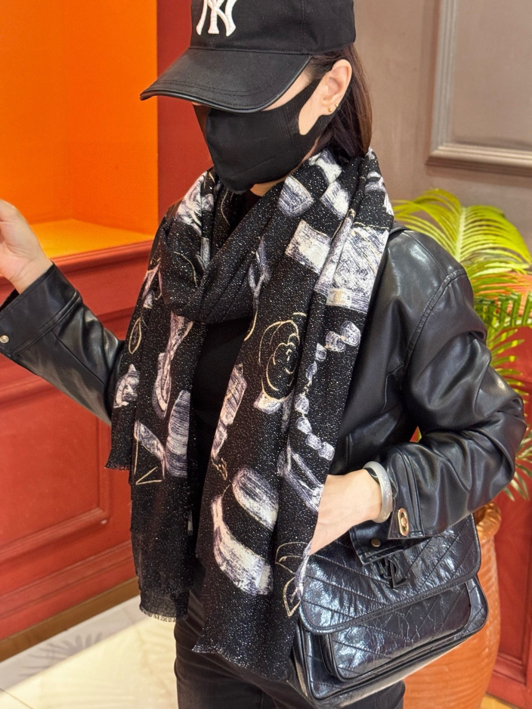 会发光发亮的围巾 💄💋新款客供银线💖羊绒面料长巾 😘美翻了[流泪]【小香徽标银线长巾】御用殿堂级极‼️新