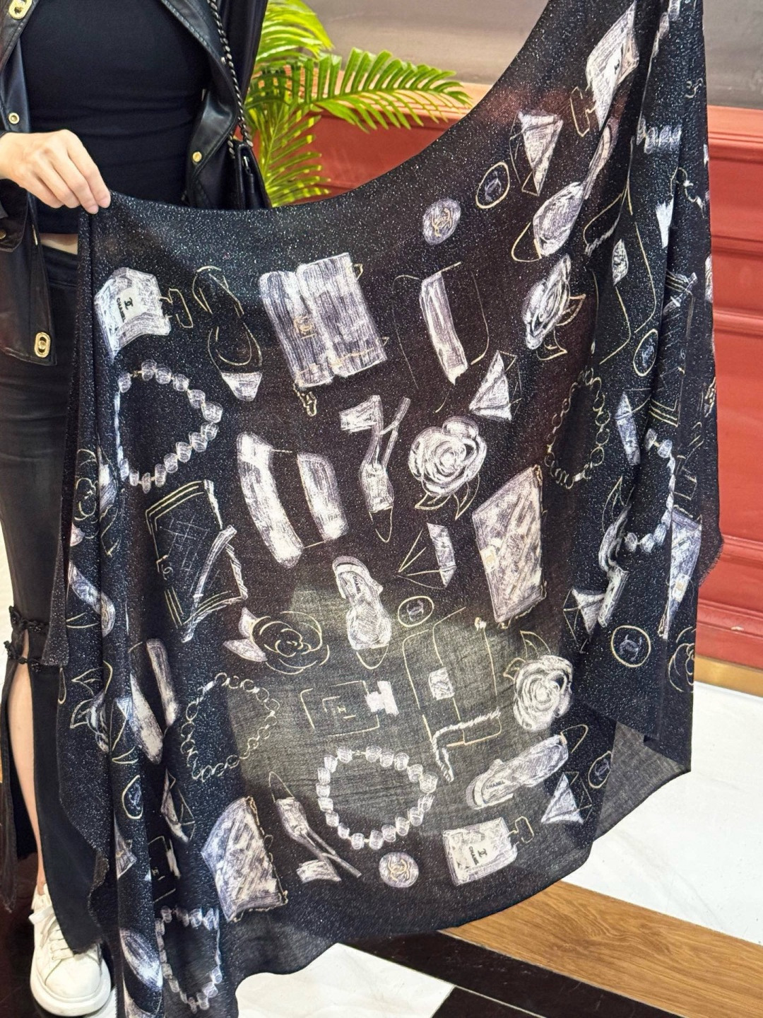 会发光发亮的围巾 💄💋新款客供银线💖羊绒面料长巾 😘美翻了[流泪]【小香徽标银线长巾】御用殿堂级极‼️新