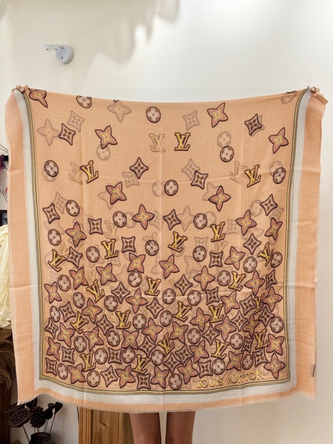 会发光发亮的围巾and Away 系列，致意路易威登的旅行传承。描绘 Monogram 载着路易威登手袋