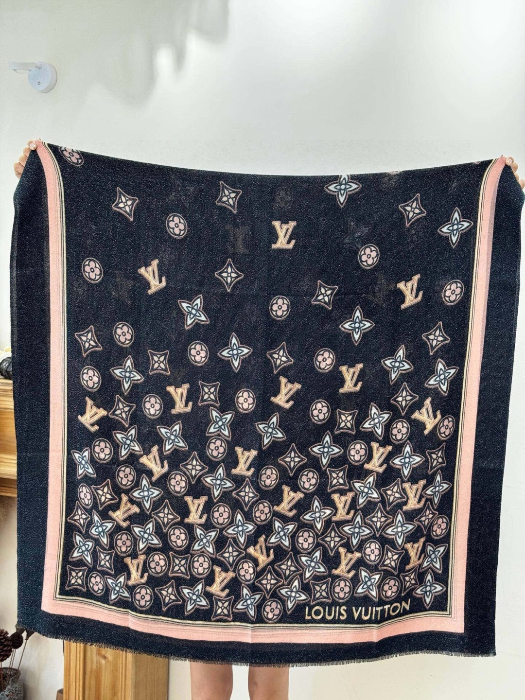 会发光发亮的围巾and Away 系列，致意路易威登的旅行传承。描绘 Monogram 载着路易威登手袋