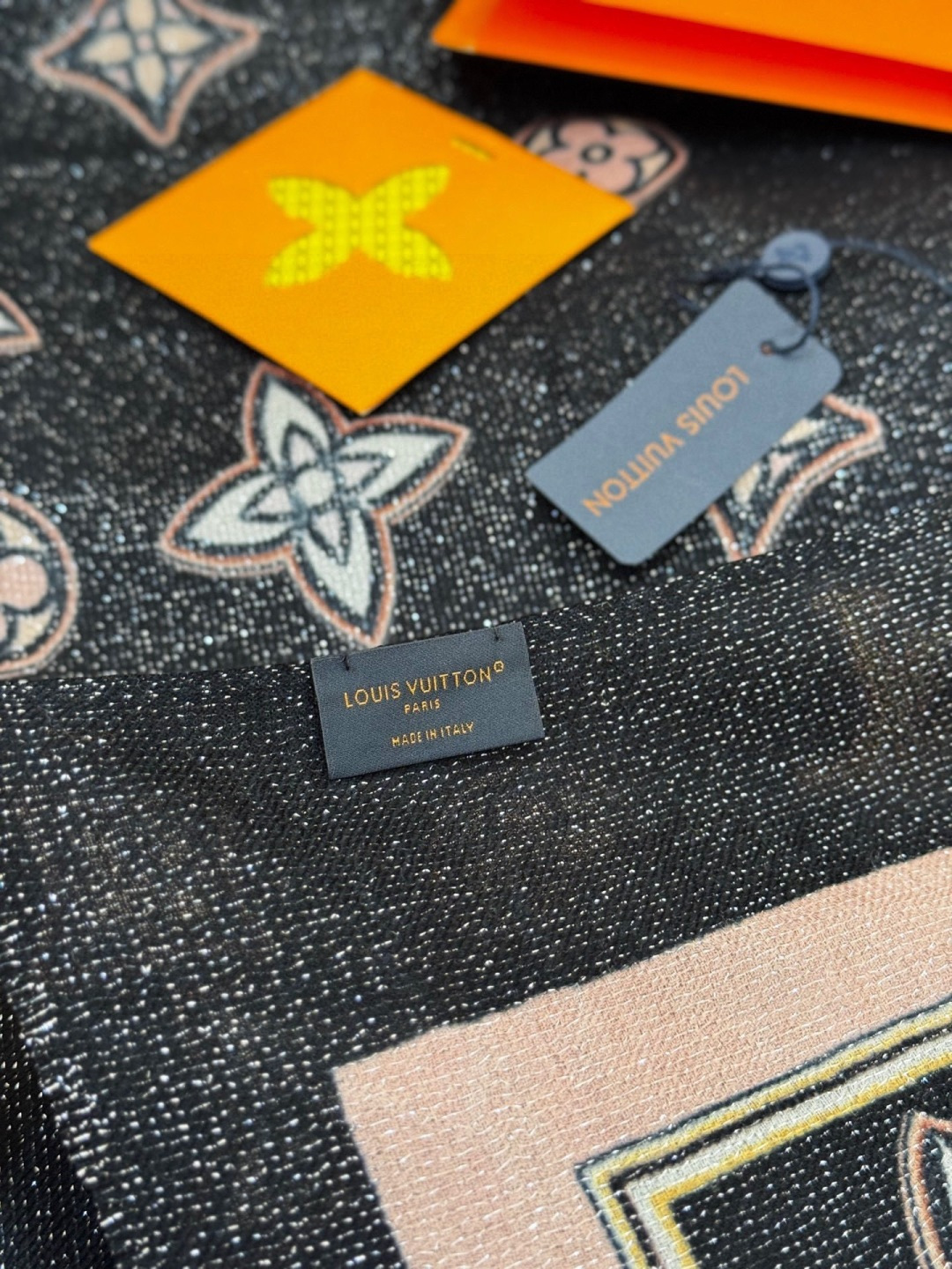 会发光发亮的围巾and Away 系列，致意路易威登的旅行传承。描绘 Monogram 载着路易威登手袋