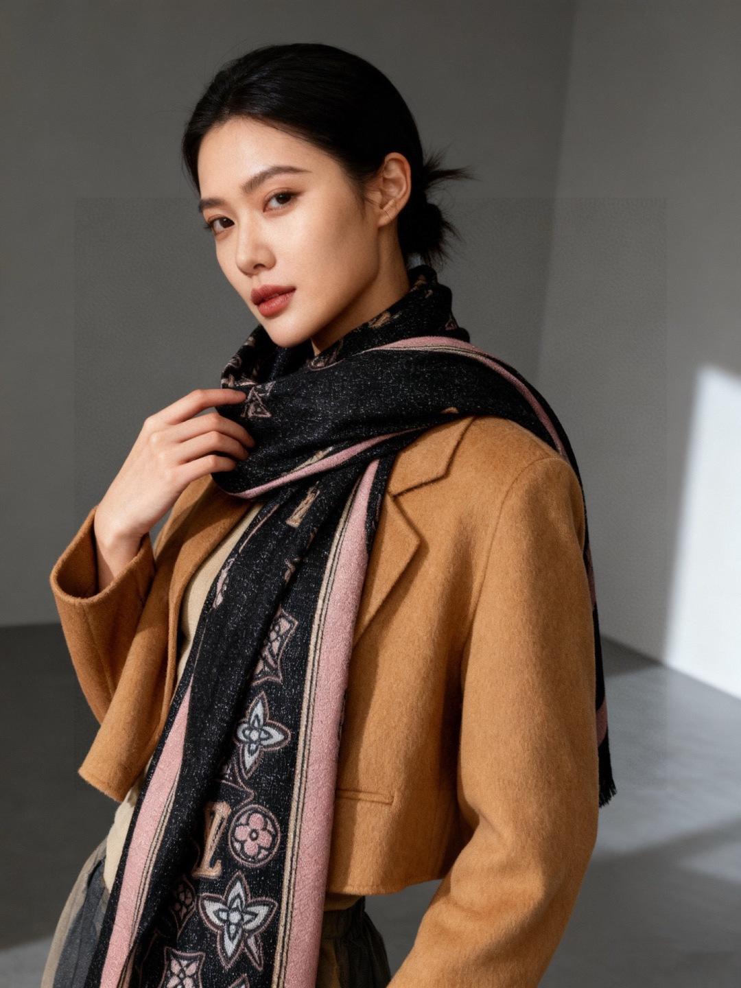 会发光发亮的围巾and Away 系列，致意路易威登的旅行传承。描绘 Monogram 载着路易威登手袋