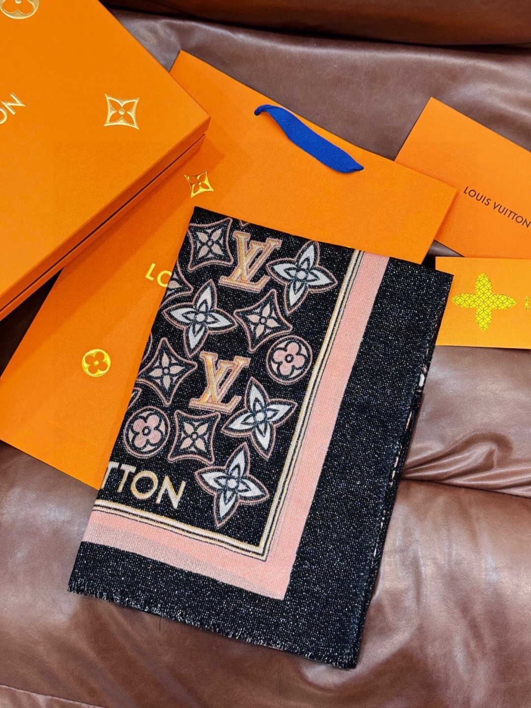 会发光发亮的围巾and Away 系列，致意路易威登的旅行传承。描绘 Monogram 载着路易威登手袋