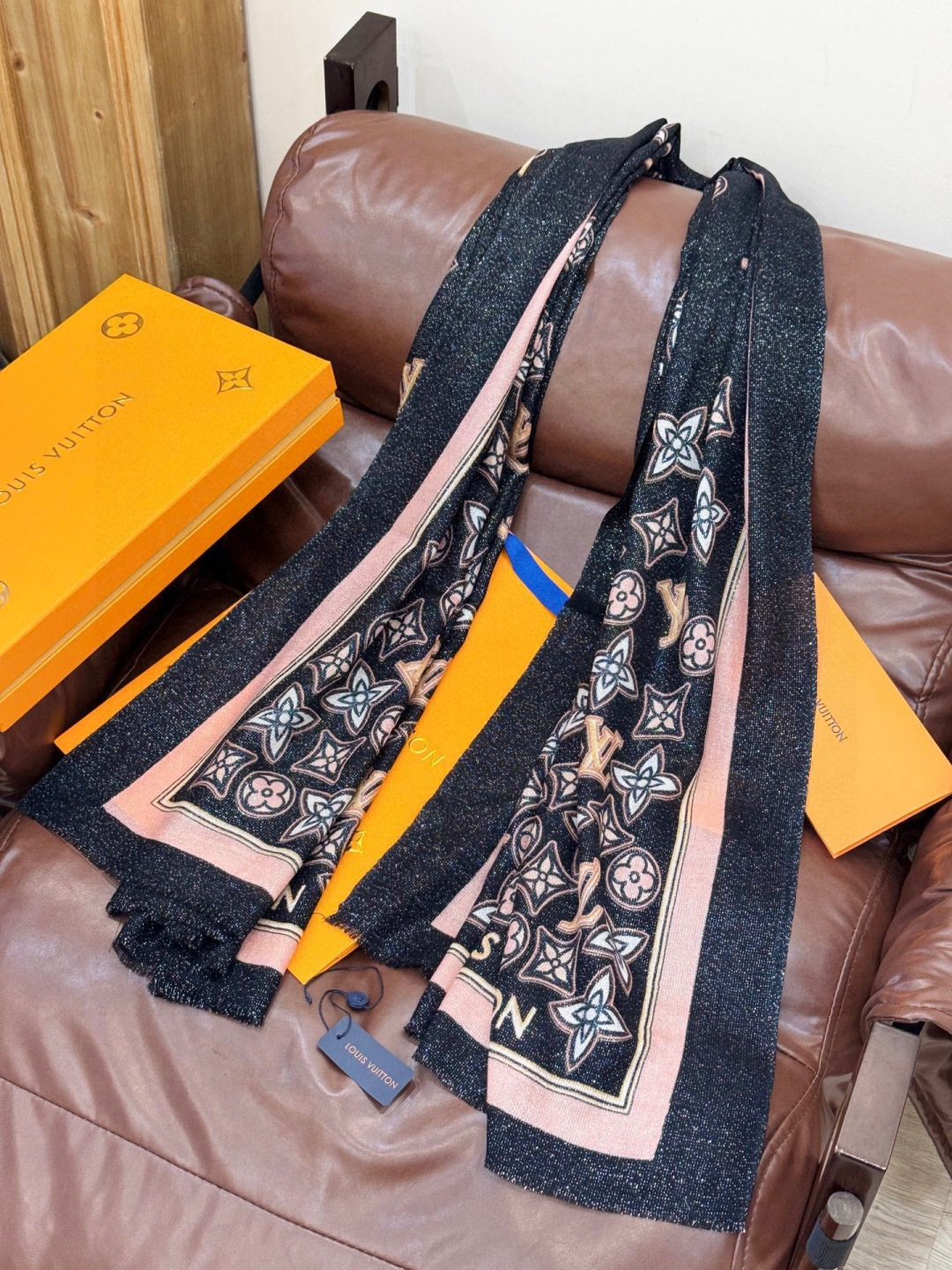 会发光发亮的围巾and Away 系列，致意路易威登的旅行传承。描绘 Monogram 载着路易威登手袋