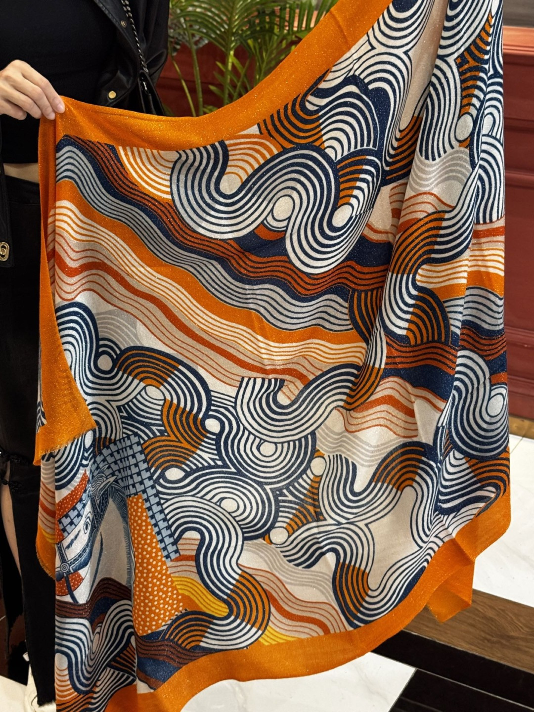 上新🌟 会发光发亮的围巾 💄💋新款客银丝+💖羊绒面料长巾 😘美翻了[流泪]H家【骏马披挂长巾】御用殿堂级