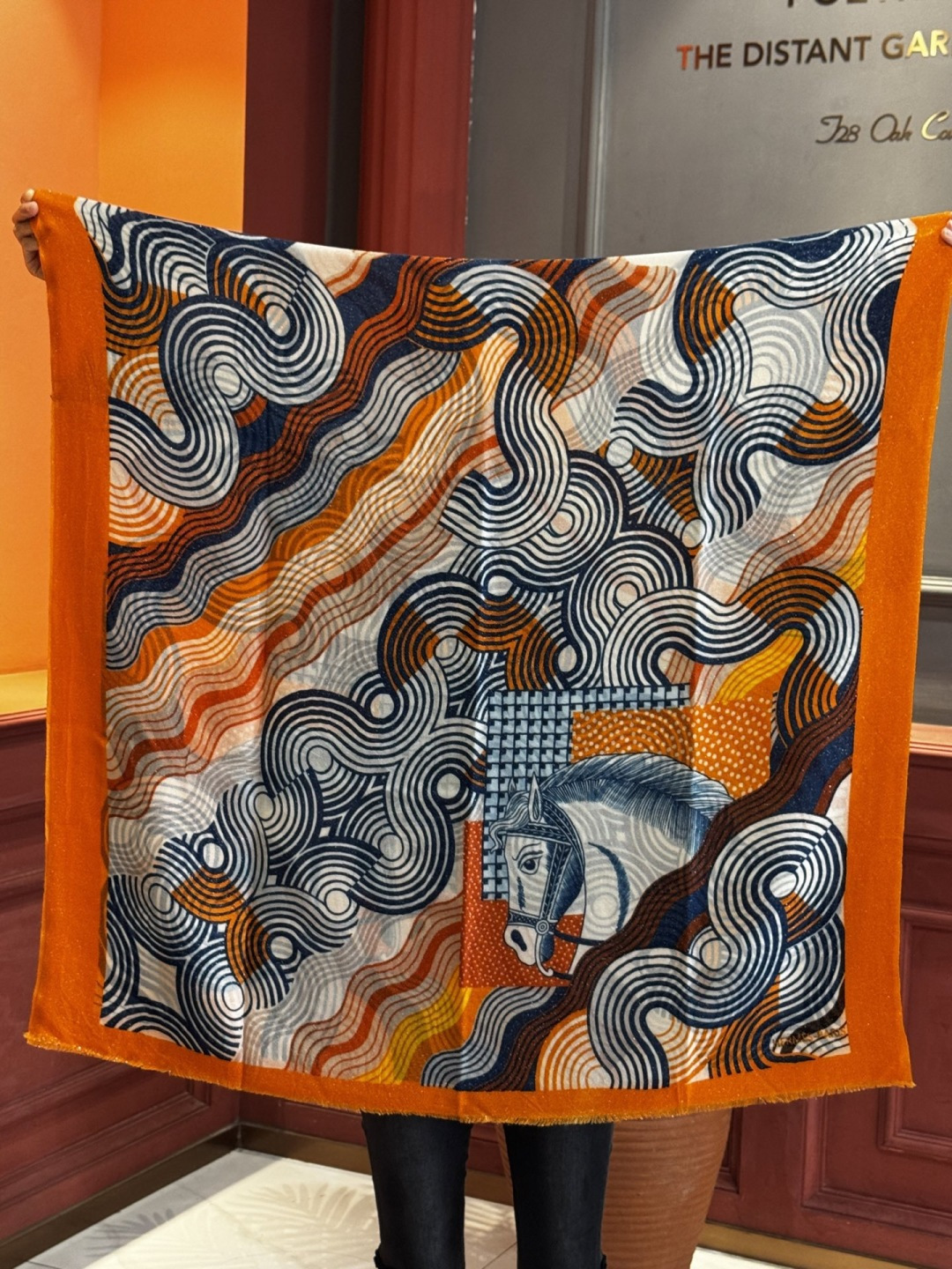 上新🌟 会发光发亮的围巾 💄💋新款客银丝+💖羊绒面料长巾 😘美翻了[流泪]H家【骏马披挂长巾】御用殿堂级