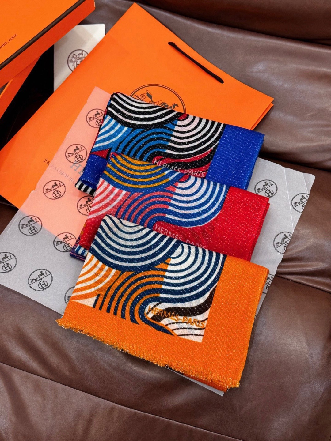 上新🌟 会发光发亮的围巾 💄💋新款客银丝+💖羊绒面料长巾 😘美翻了[流泪]H家【骏马披挂长巾】御用殿堂级