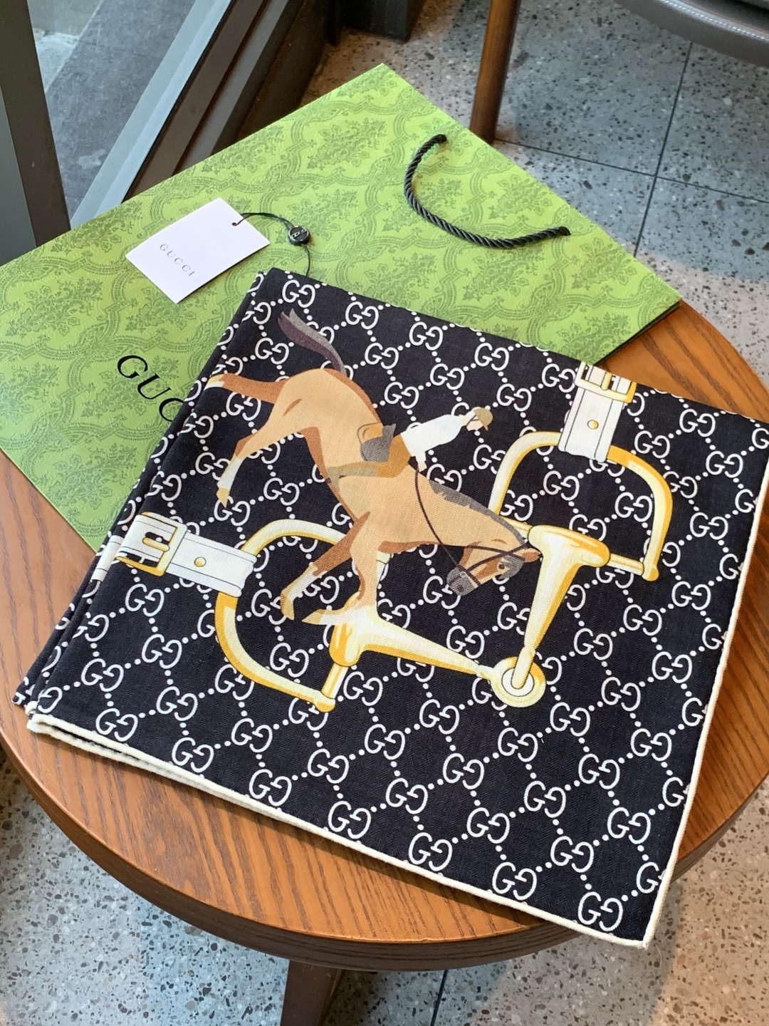 💟Gucci~140双面丝绒披肩马鞍细节和骑马图案以精致色调匠心呈献，意在向品牌与马术世界的深厚渊源致敬