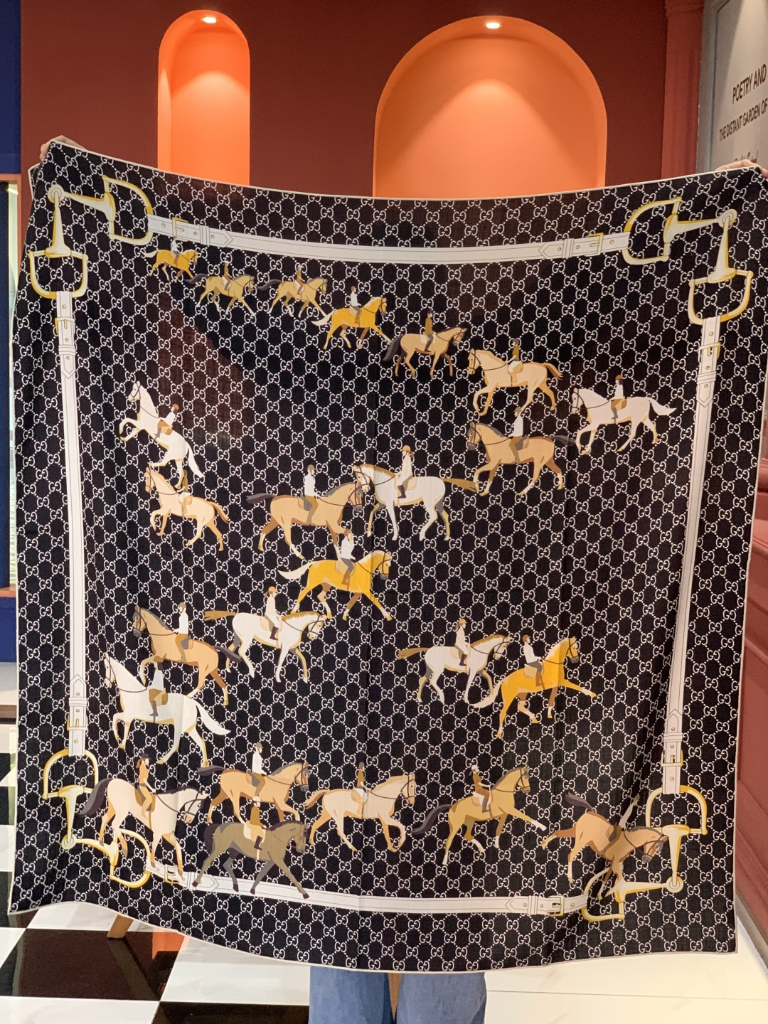 💟Gucci~140双面丝绒披肩马鞍细节和骑马图案以精致色调匠心呈献，意在向品牌与马术世界的深厚渊源致敬