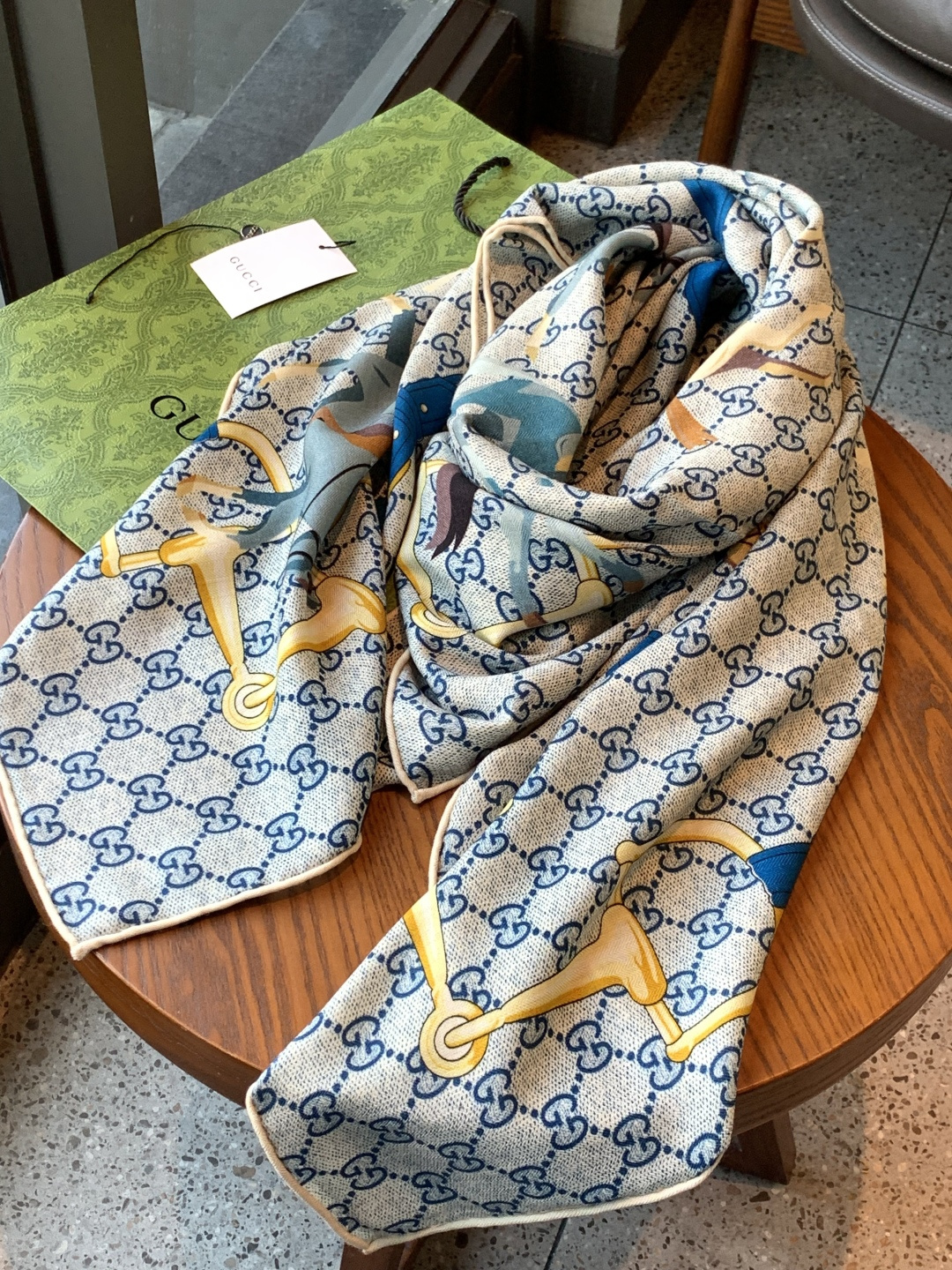 💟Gucci~140双面丝绒披肩马鞍细节和骑马图案以精致色调匠心呈献，意在向品牌与马术世界的深厚渊源致敬