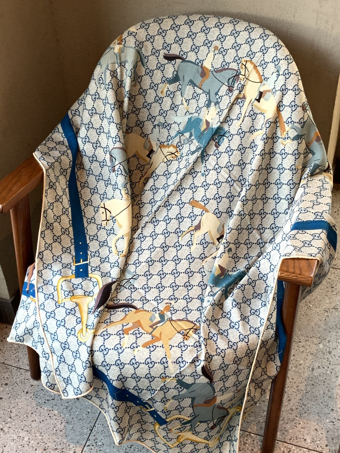 💟Gucci~140双面丝绒披肩马鞍细节和骑马图案以精致色调匠心呈献，意在向品牌与马术世界的深厚渊源致敬