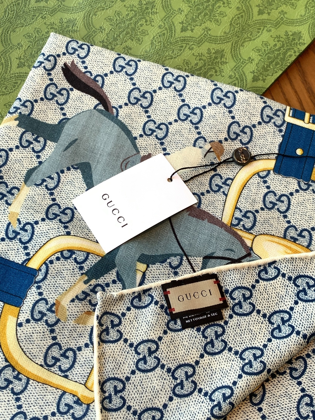 💟Gucci~140双面丝绒披肩马鞍细节和骑马图案以精致色调匠心呈献，意在向品牌与马术世界的深厚渊源致敬