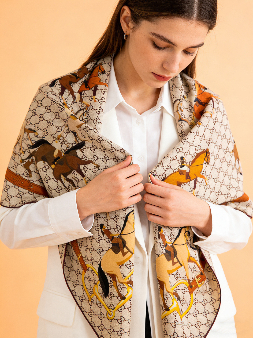 💟Gucci~140双面丝绒披肩马鞍细节和骑马图案以精致色调匠心呈献，意在向品牌与马术世界的深厚渊源致敬