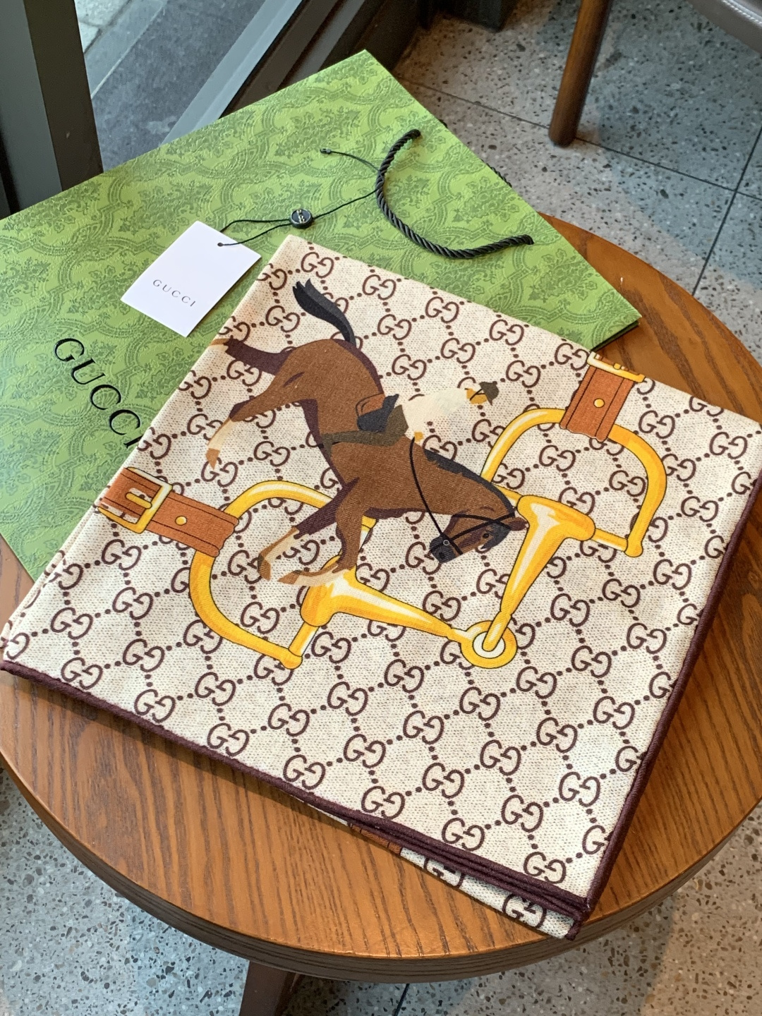 💟Gucci~140双面丝绒披肩马鞍细节和骑马图案以精致色调匠心呈献，意在向品牌与马术世界的深厚渊源致敬