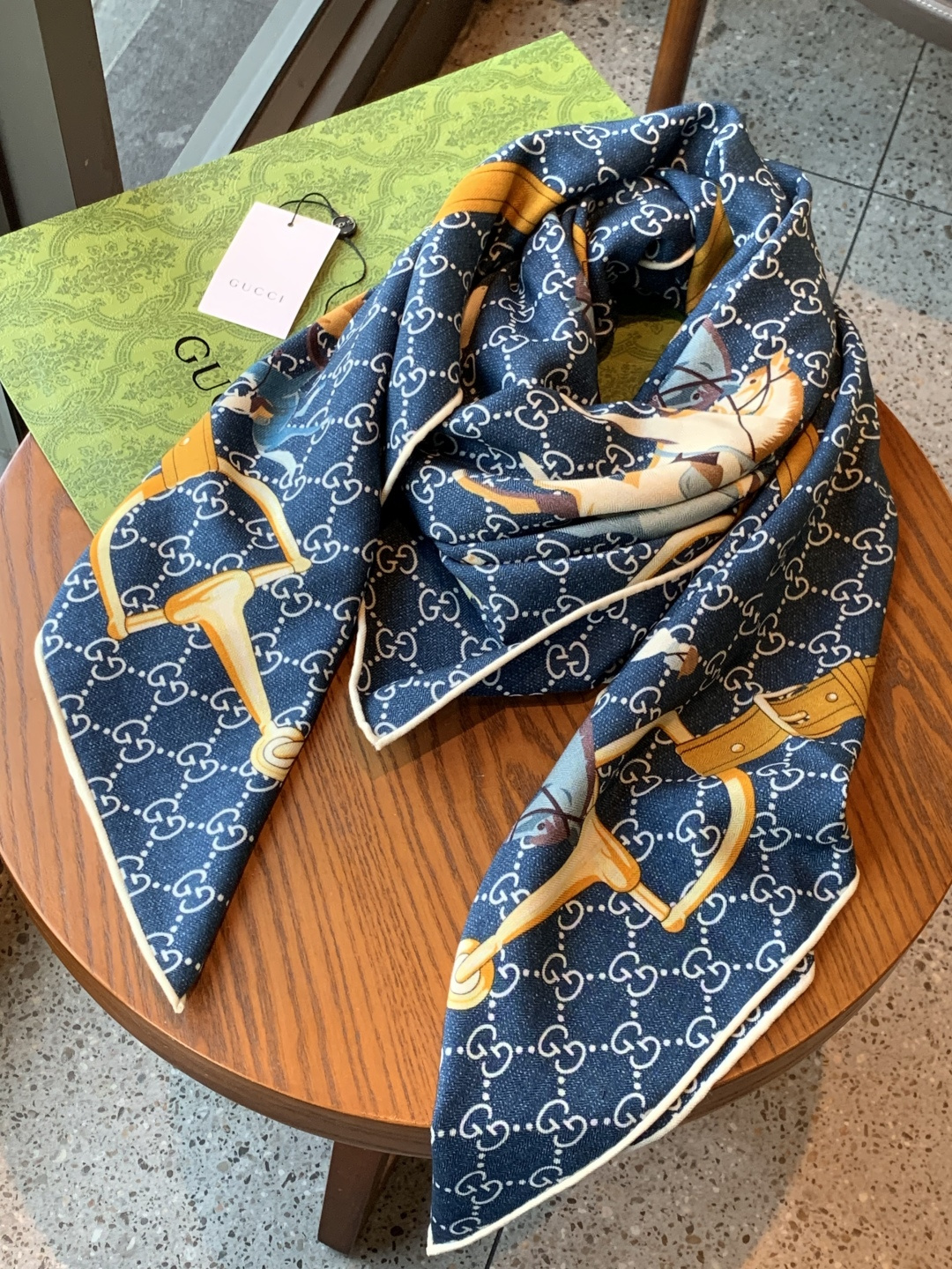 💟Gucci~140双面丝绒披肩马鞍细节和骑马图案以精致色调匠心呈献，意在向品牌与马术世界的深厚渊源致敬