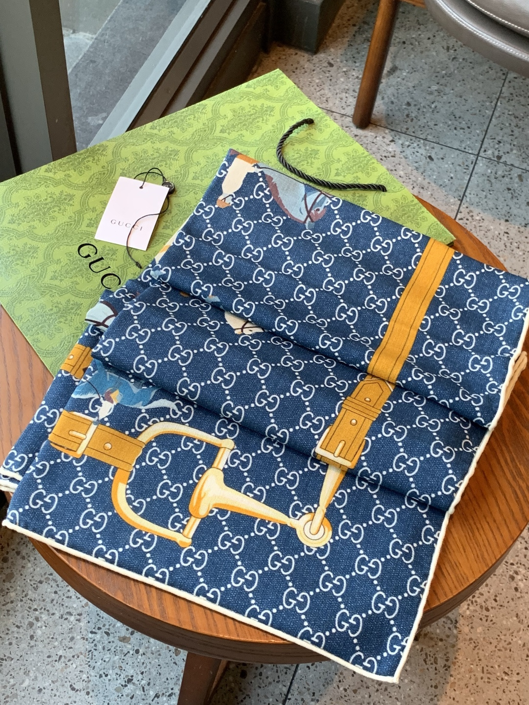 💟Gucci~140双面丝绒披肩马鞍细节和骑马图案以精致色调匠心呈献，意在向品牌与马术世界的深厚渊源致敬