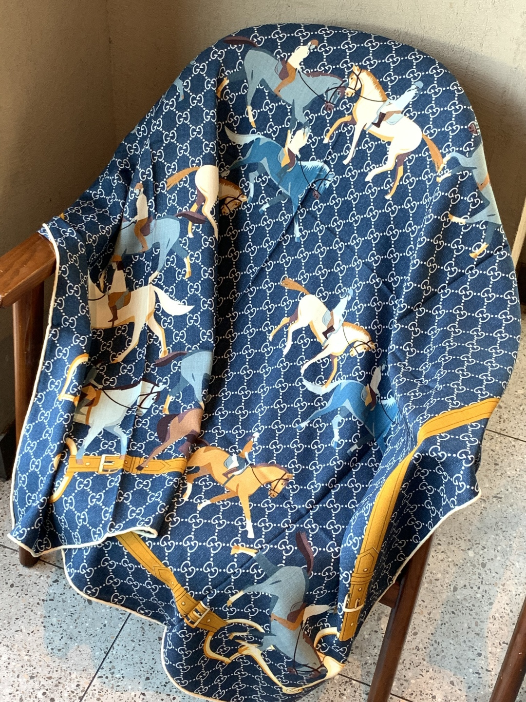 💟Gucci~140双面丝绒披肩马鞍细节和骑马图案以精致色调匠心呈献，意在向品牌与马术世界的深厚渊源致敬