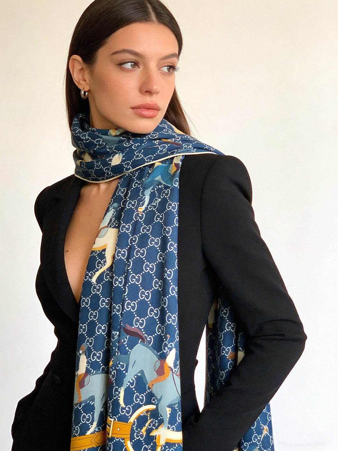 💟Gucci~140双面丝绒披肩马鞍细节和骑马图案以精致色调匠心呈献，意在向品牌与马术世界的深厚渊源致敬