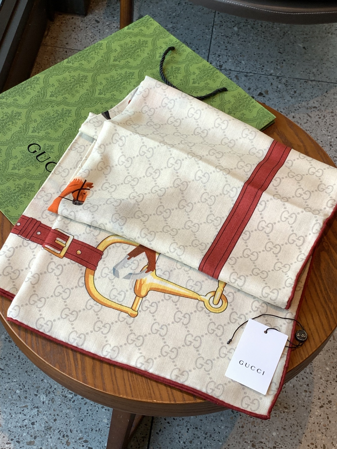 💟Gucci~140双面丝绒披肩马鞍细节和骑马图案以精致色调匠心呈献，意在向品牌与马术世界的深厚渊源致敬