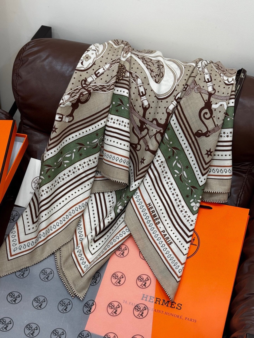 上新💕。丝绒方巾 【爱马仕2025春夏 亚马逊的庆典 Bandana，佩斯利花纹，生机勃勃的图案】（双面