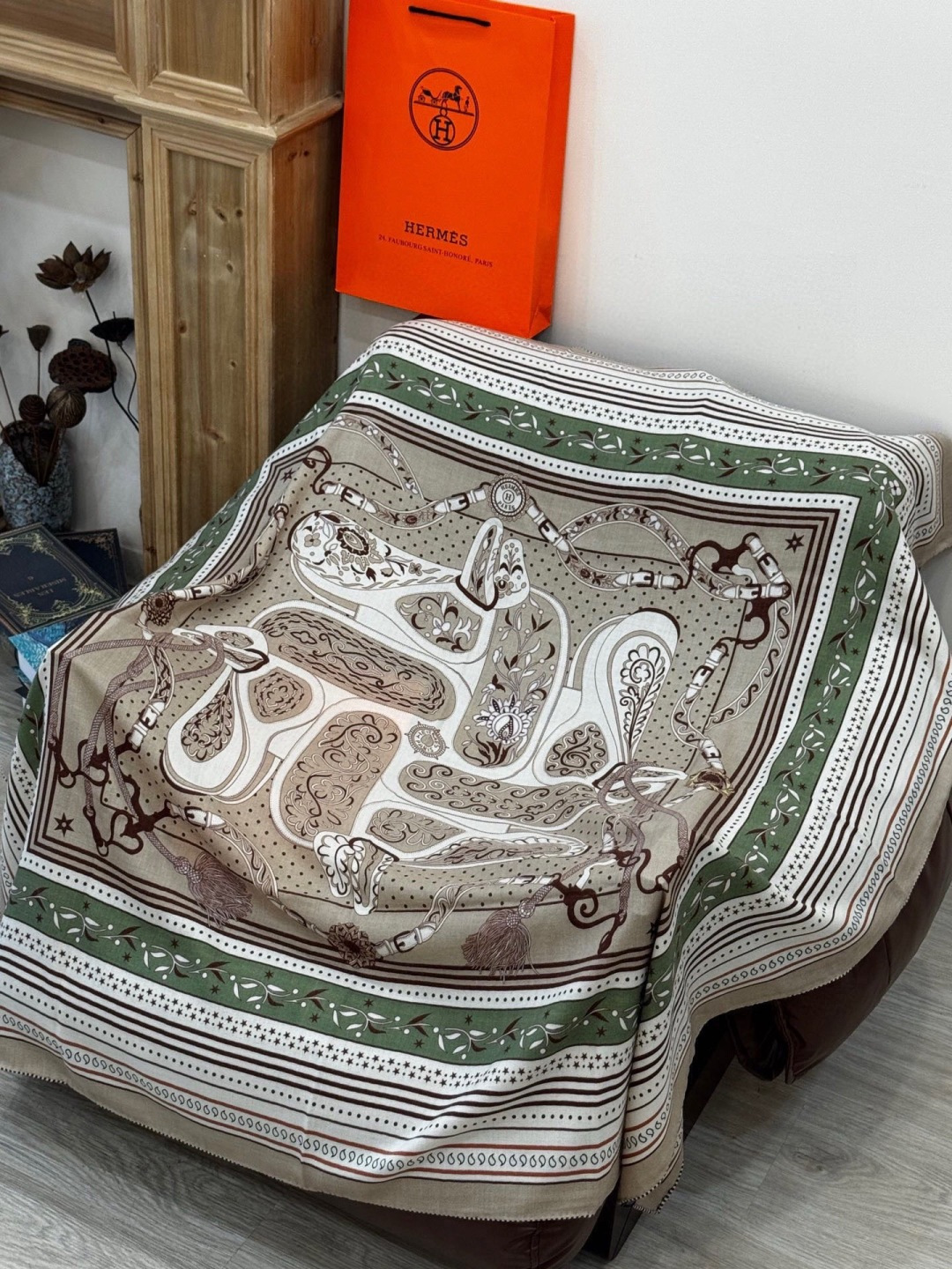 上新💕。丝绒方巾 【爱马仕2025春夏 亚马逊的庆典 Bandana，佩斯利花纹，生机勃勃的图案】（双面