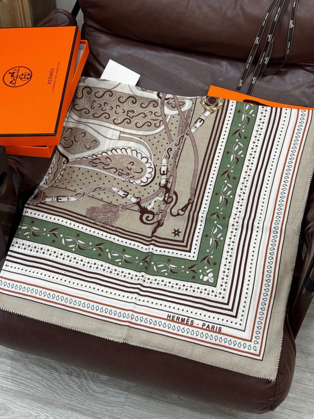 上新💕。丝绒方巾 【爱马仕2025春夏 亚马逊的庆典 Bandana，佩斯利花纹，生机勃勃的图案】（双面