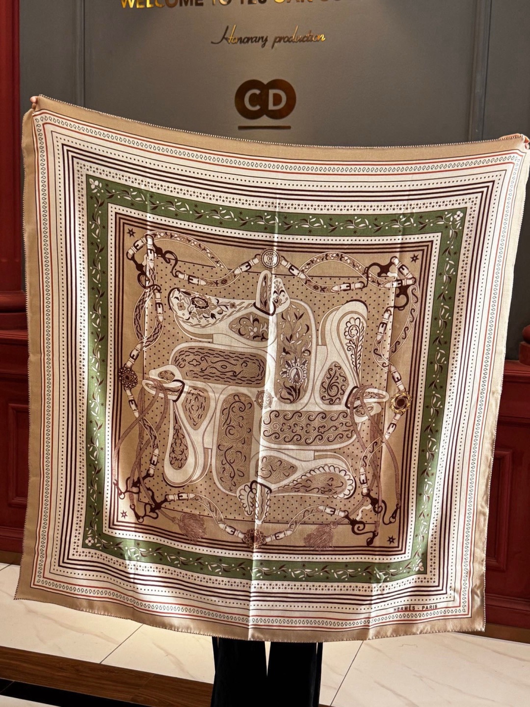 上新💕。丝绒方巾 【爱马仕2025春夏 亚马逊的庆典 Bandana，佩斯利花纹，生机勃勃的图案】（双面