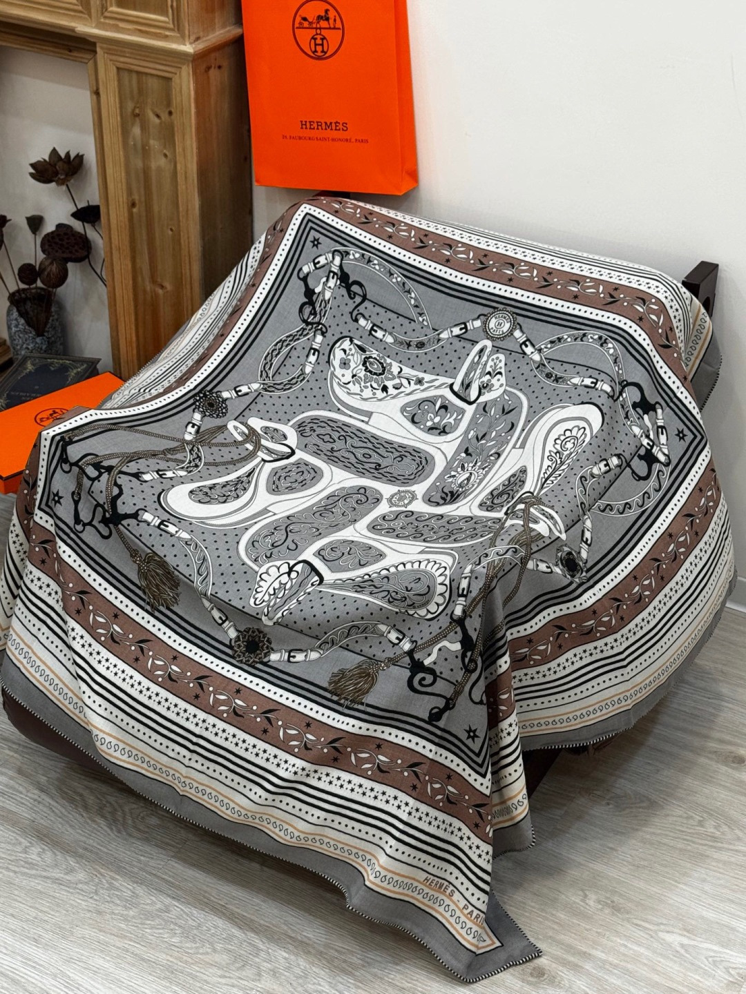 上新💕。丝绒方巾 【爱马仕2025春夏 亚马逊的庆典 Bandana，佩斯利花纹，生机勃勃的图案】（双面